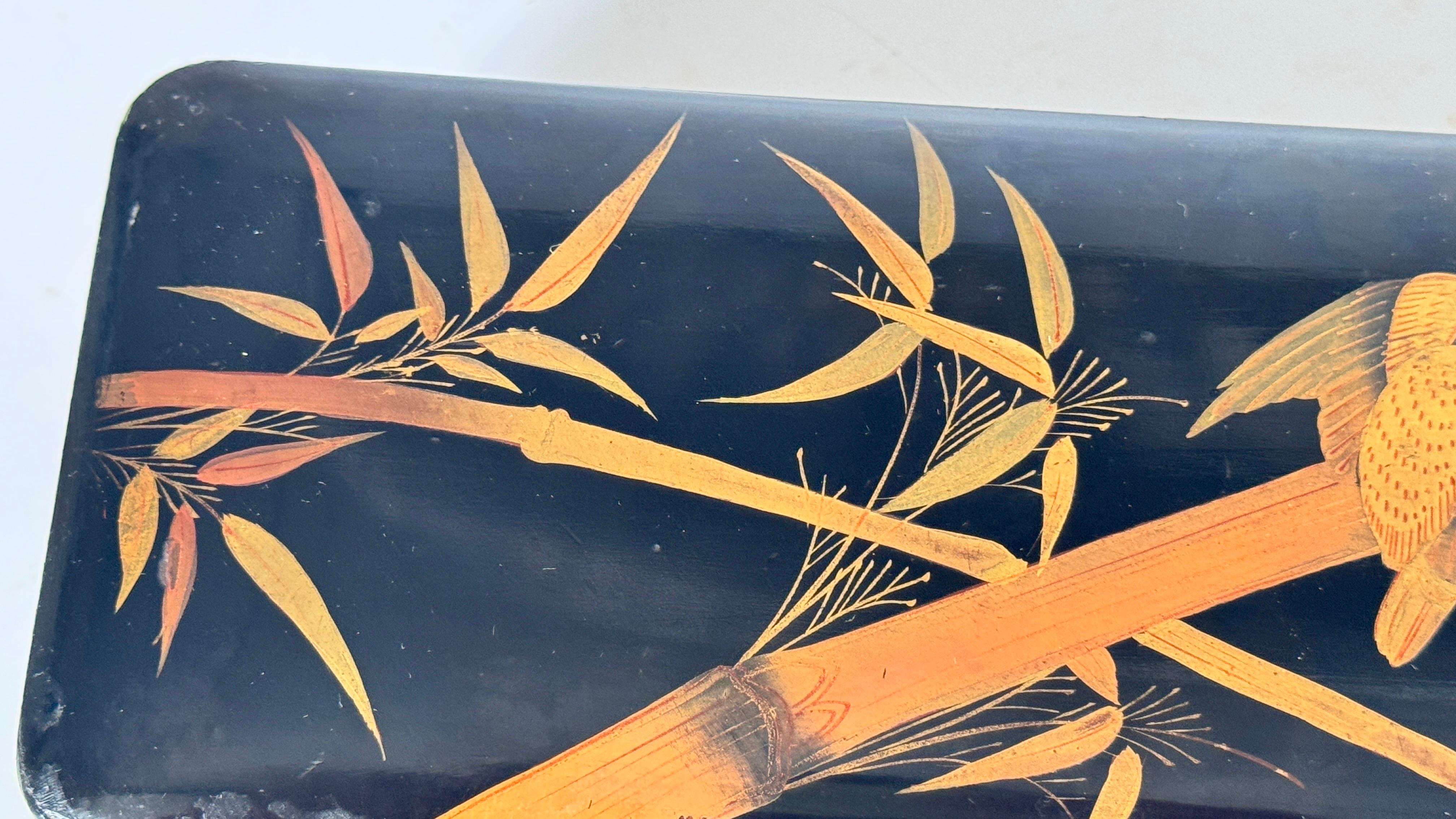 Siglo XX Caja japonesa de laca negra con motivo decorativo dorado de pájaros y juncos en venta 3