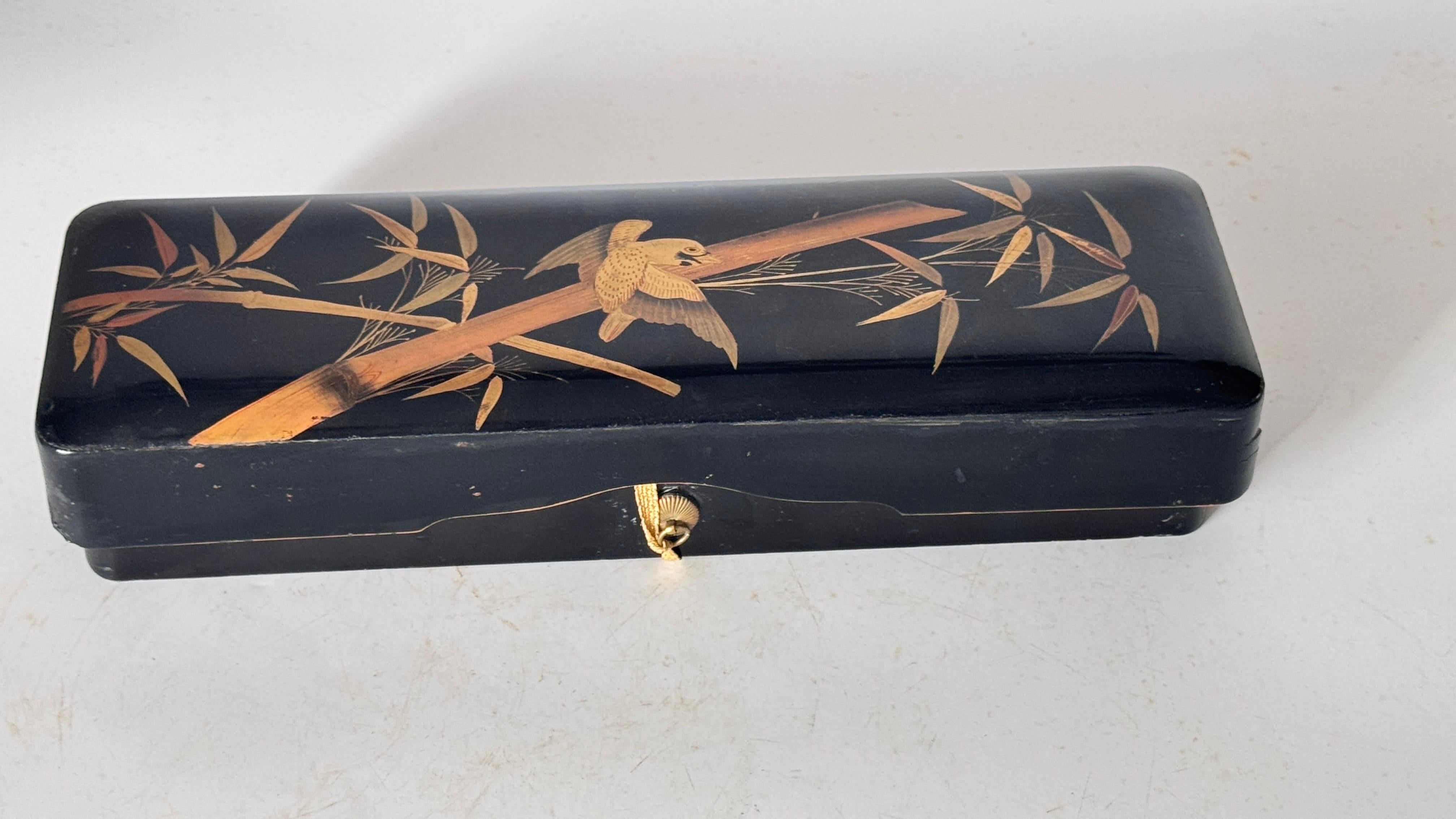 Siglo XX Caja japonesa de laca negra con motivo decorativo dorado de pájaros y juncos en venta 4