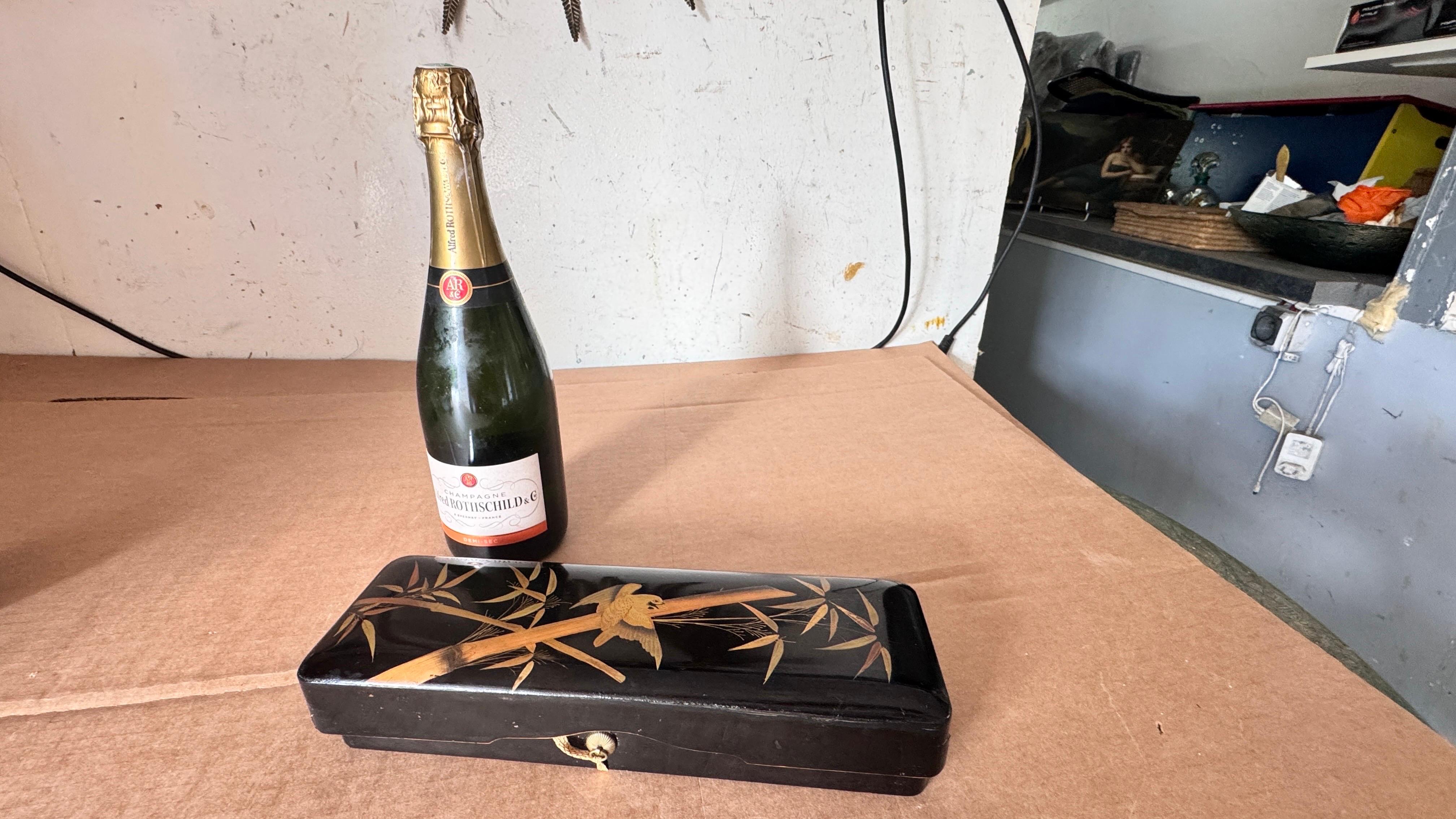 Caja Japonesa del Siglo XX de Laca Negra con Motivo Dorado de Pájaro y Caña, Decorativa y Funcional

Descripción:
Esta elegante caja de laca japonesa, fabricada en el siglo XX, es un bello ejemplo de refinada artesanía tradicional. Recubierta de