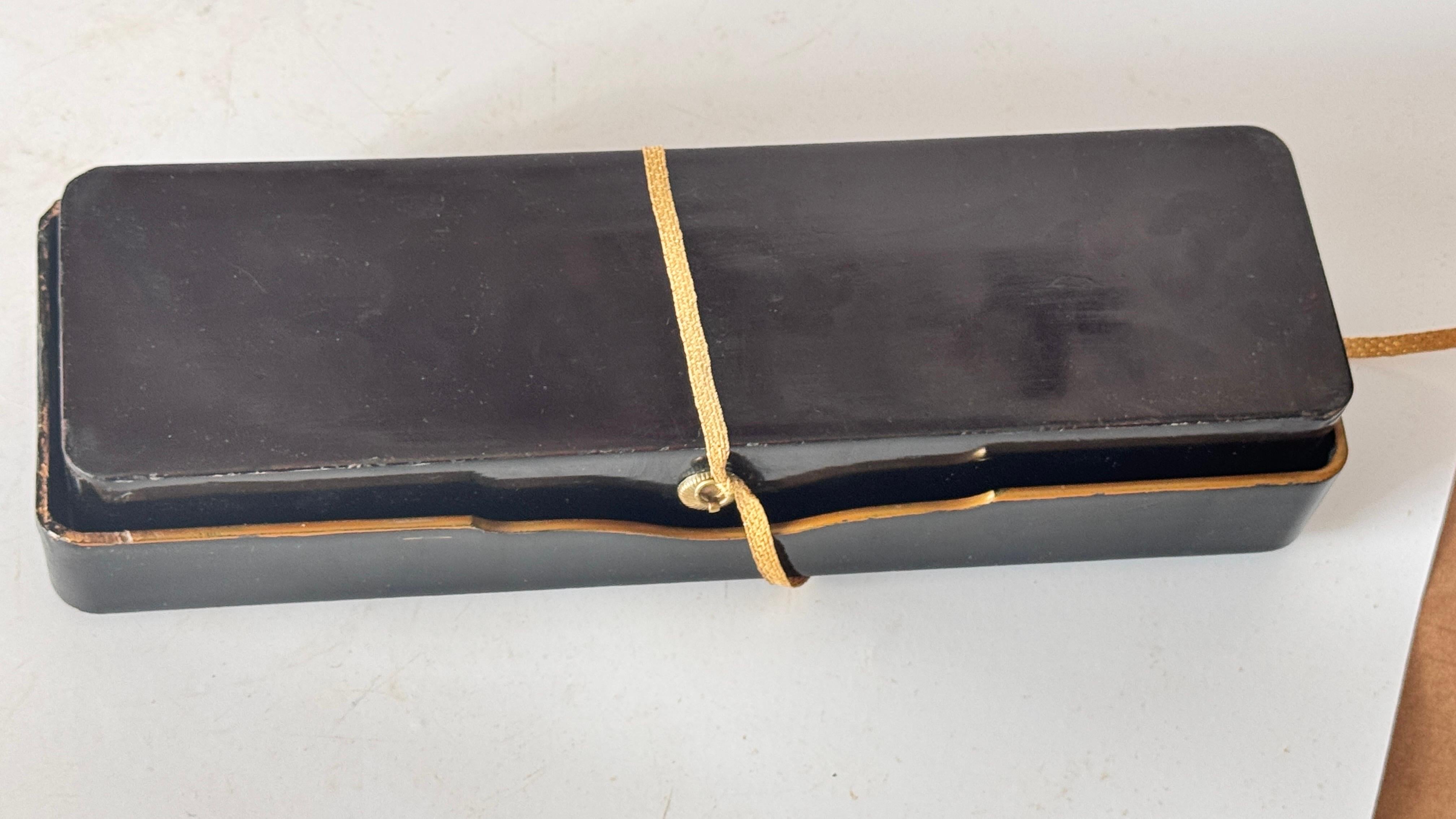 Siglo XX Caja japonesa de laca negra con motivo decorativo dorado de pájaros y juncos Japonés en venta