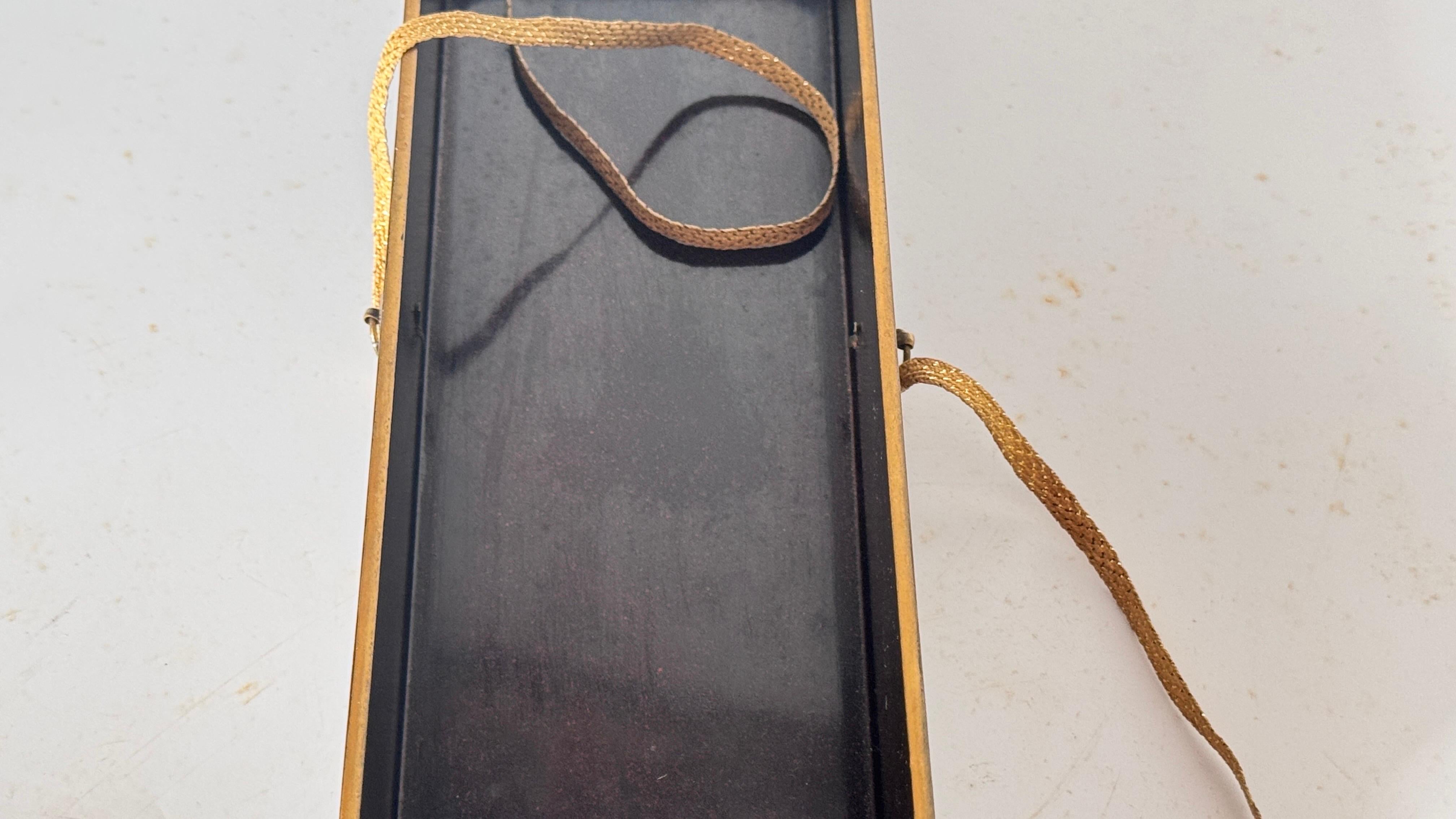 Siglo XX Caja japonesa de laca negra con motivo decorativo dorado de pájaros y juncos Madera en venta