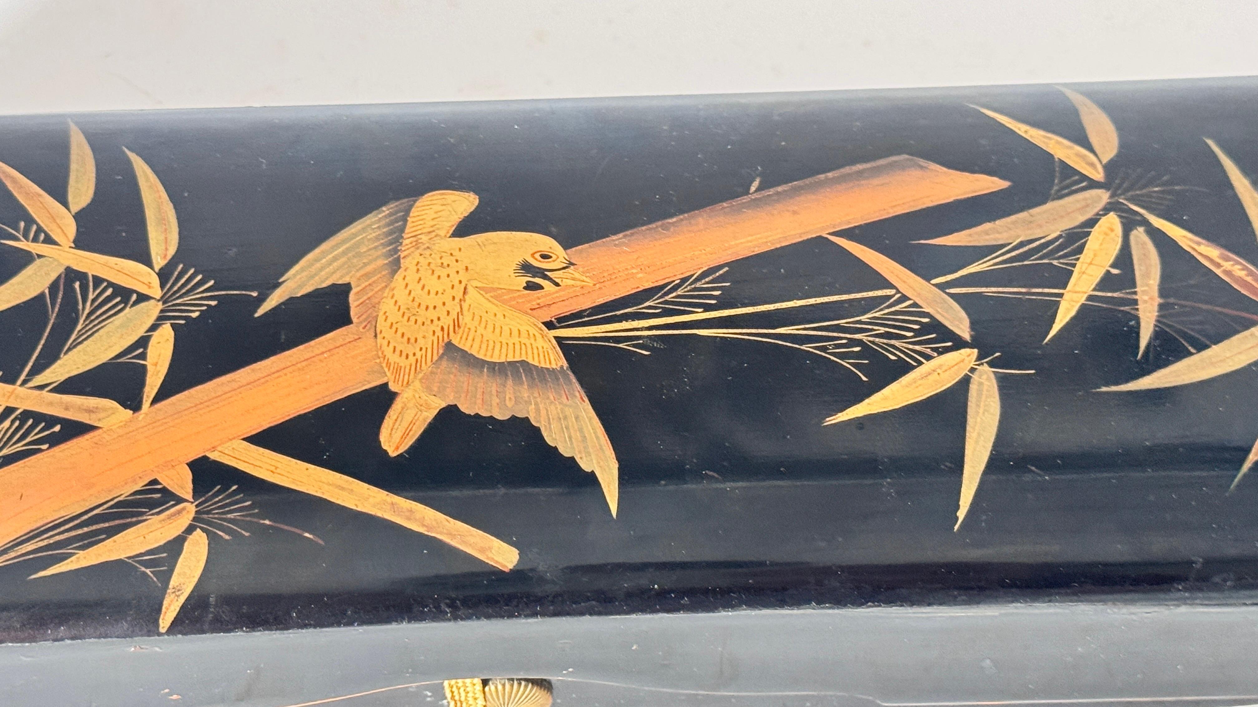 Siglo XX Caja japonesa de laca negra con motivo decorativo dorado de pájaros y juncos en venta 1