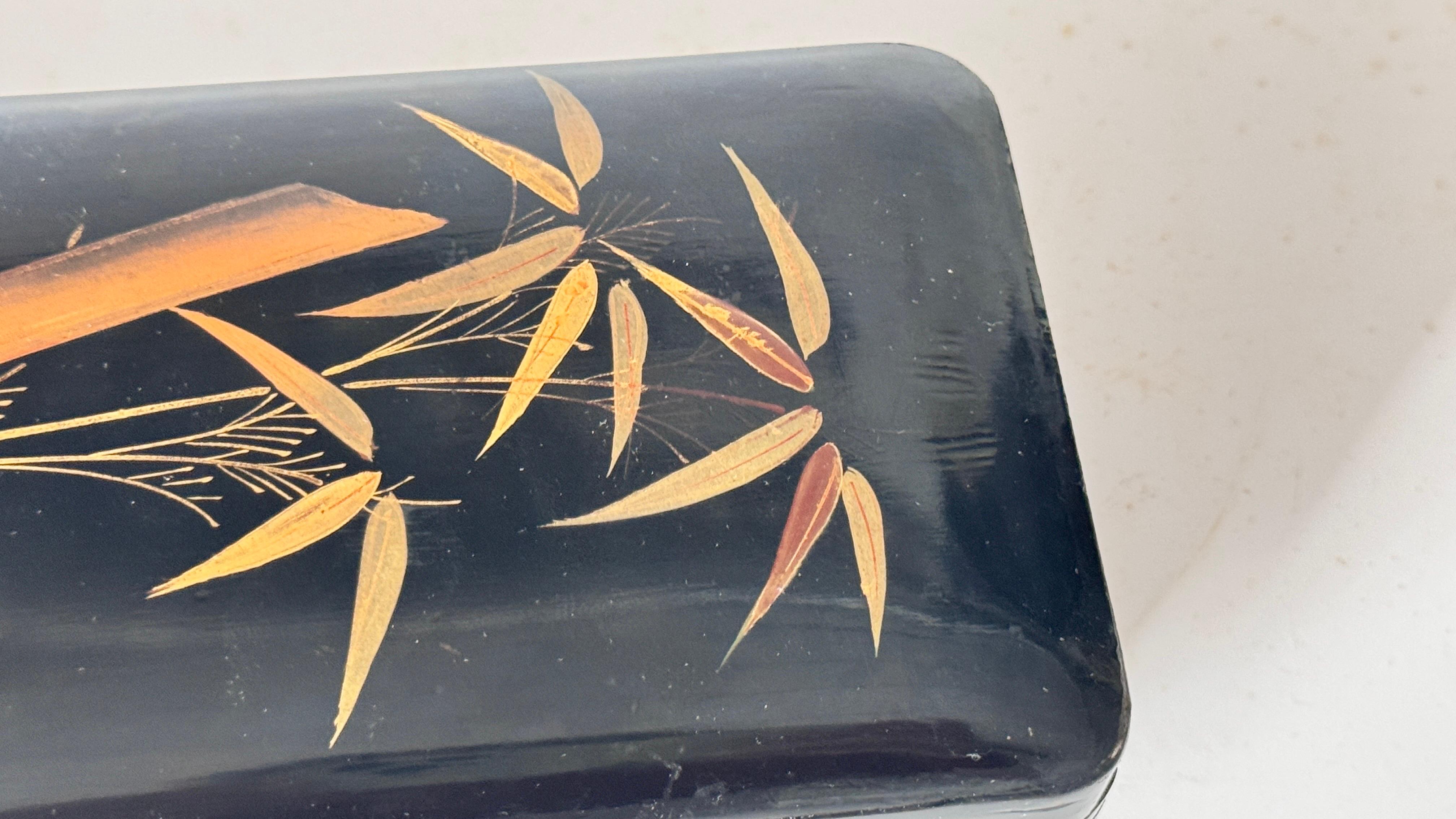 Siglo XX Caja japonesa de laca negra con motivo decorativo dorado de pájaros y juncos en venta 2