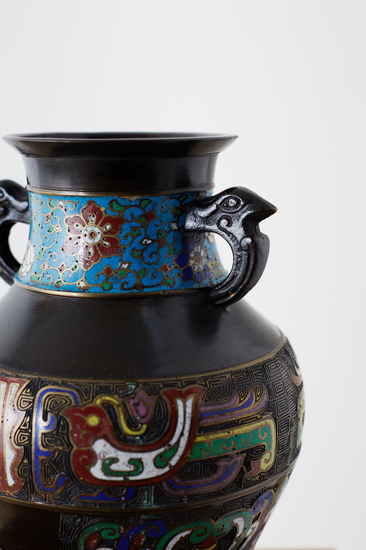 Vase japonais du 20ème siècle en bronze émaillé champlevé en vente 2