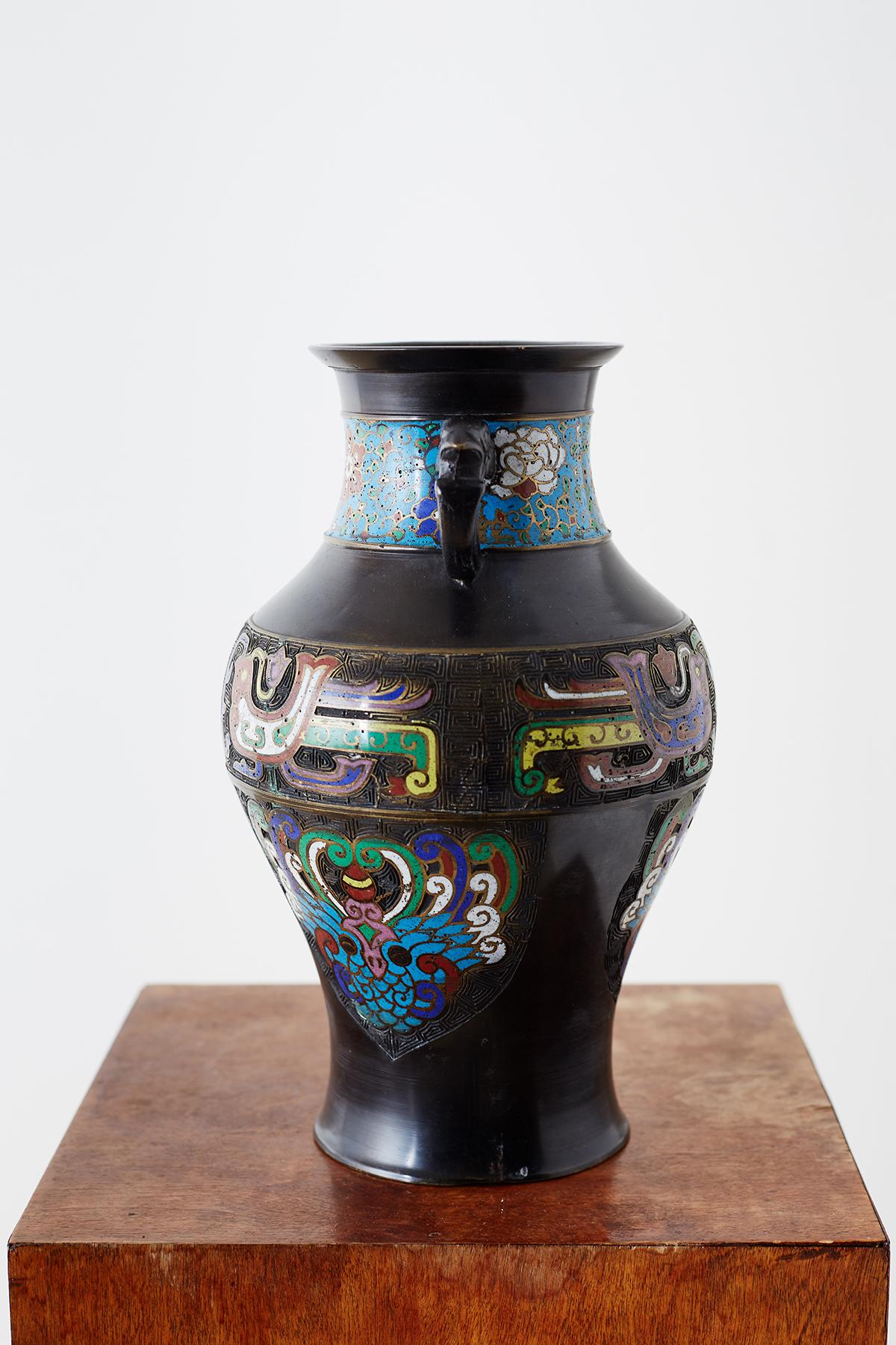 Vaso giapponese in bronzo e smalto champlevé del XX secolo in vendita 3