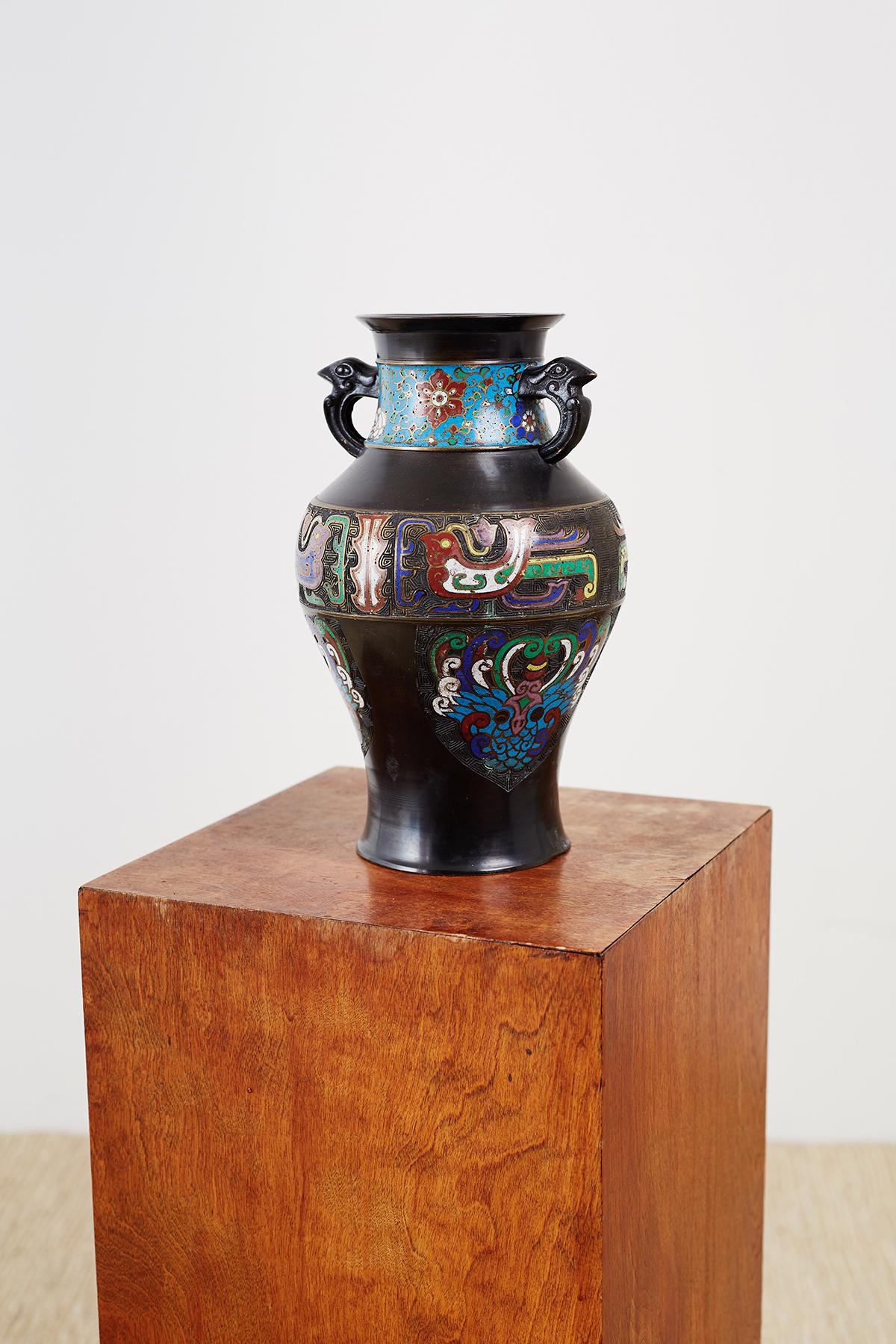 Art déco Vase japonais du 20ème siècle en bronze émaillé champlevé en vente