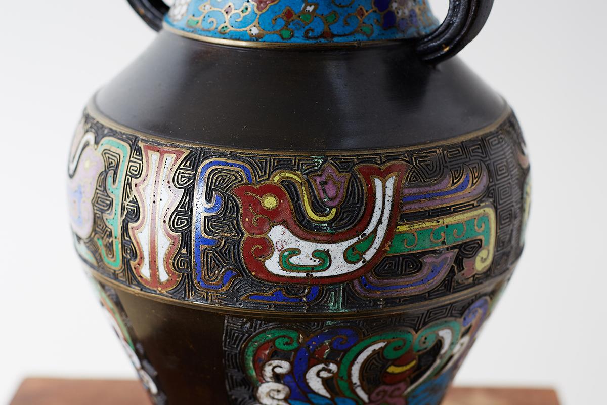20ième siècle Vase japonais du 20ème siècle en bronze émaillé champlevé en vente
