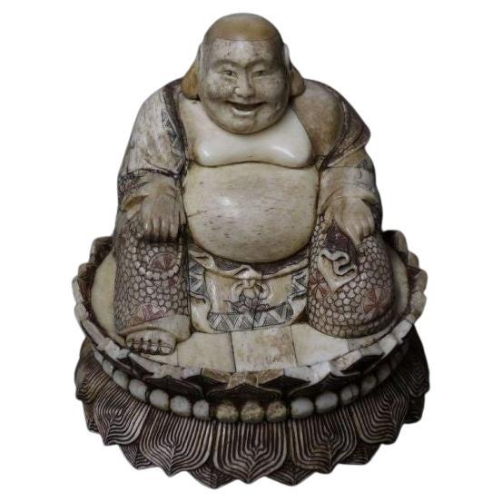 Japanische geschnitzte Okimono-Figur des sitzenden Buddha aus Knochen, geschnitzt, 20. Jahrhundert