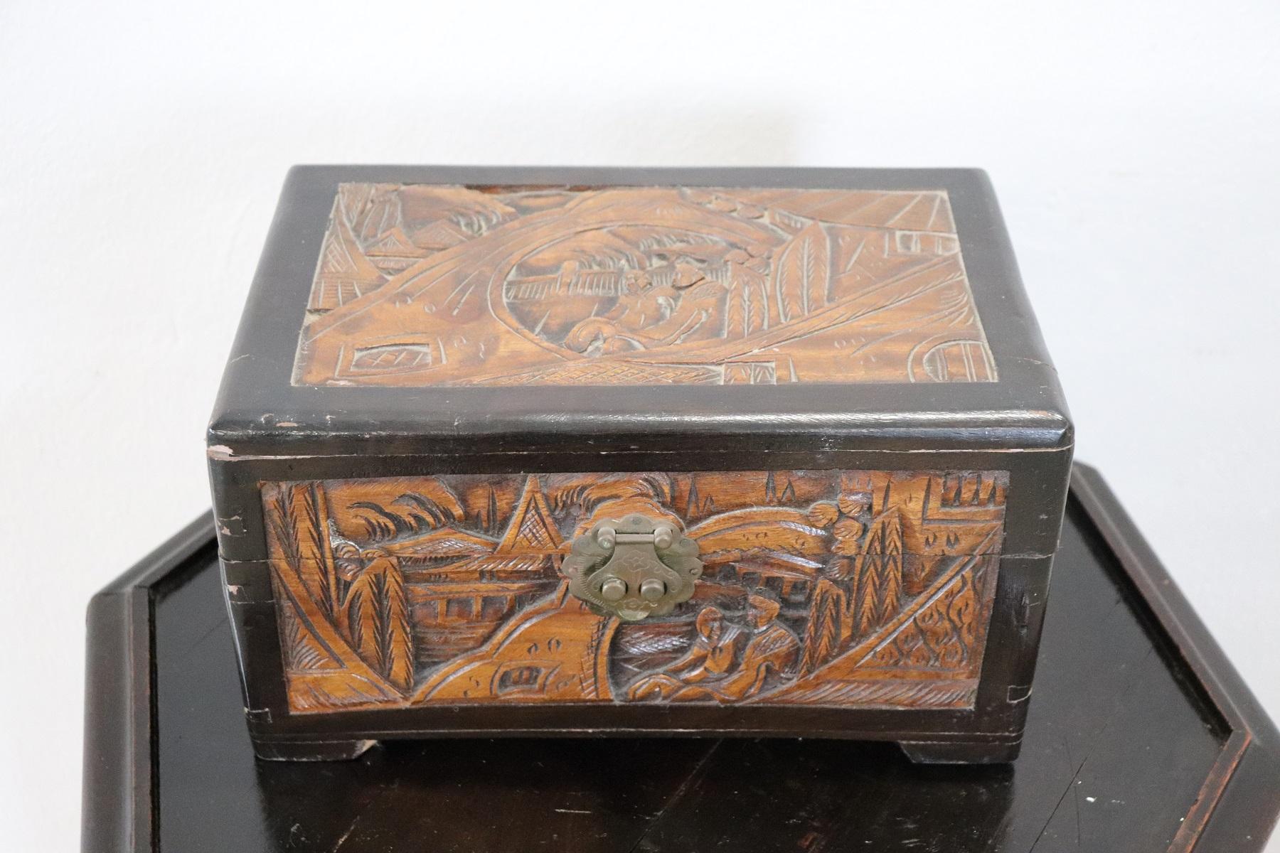 Rare and fine quality 20th century Japanese carved walnut jewelry box. The carved decoration is very refined with landscapes and figures covers every side. Internally you can keep your jewels. Used condition. Small signs of wear the key is