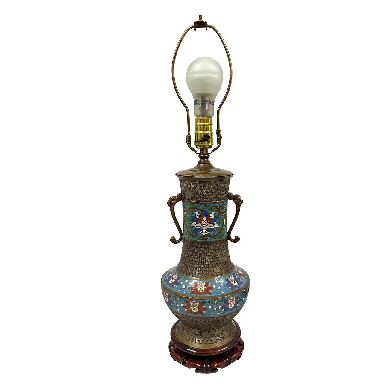 Lampe ancienne japonaise cloisonnée, vers 1910, avec incrustation d'émail bleu, rouge et vert sur un vase de forme balustre en laiton, montée comme lampe de table et électrifiée. Tous les cloisonnés sont faits à la main sur la base en laiton doré