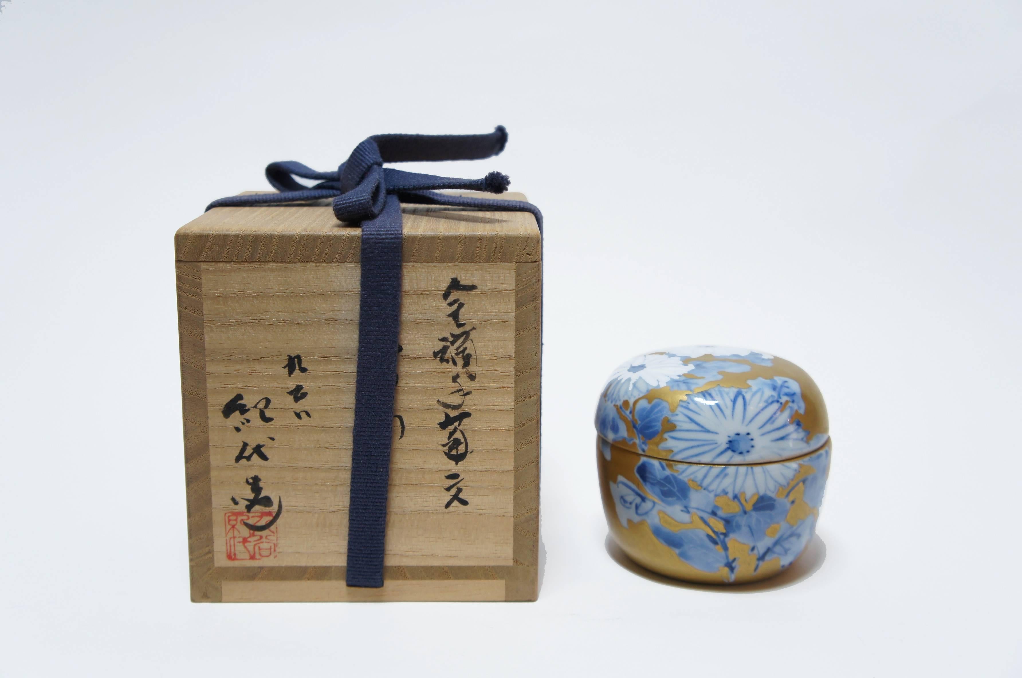Japanese Small Tea Caddies with bleu and white flower on Kutani Ware 1960s For Sale 4