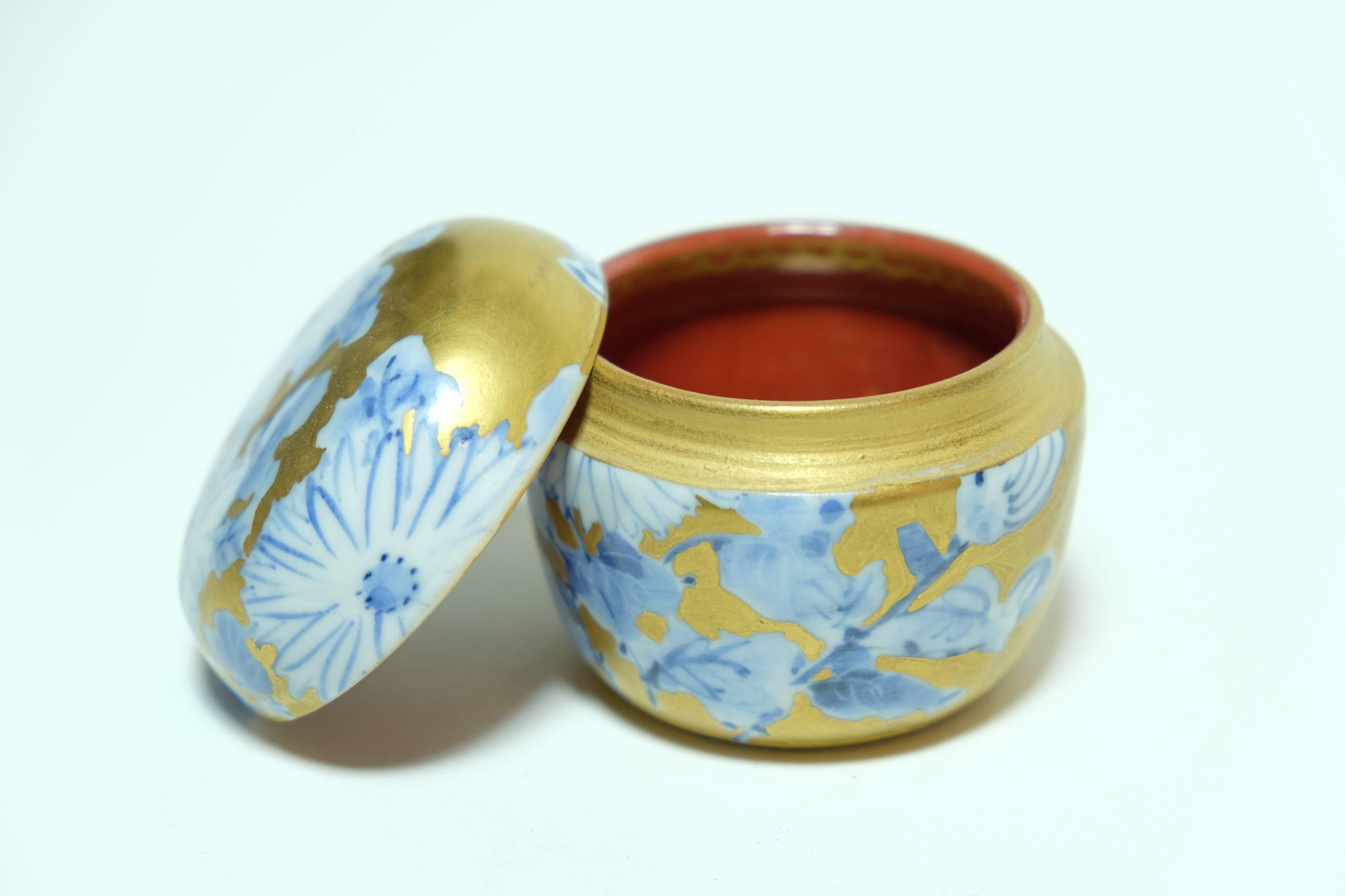 Kutani Ware small tea caddies (Natsume) by Kiyo Hasegawa with wooden box.
The basic characteristic is gold color with blue and white flowers these are very beautiful.
the inside is colored with red painted patterns with gold color.
Kiyo Hasegawa, is
