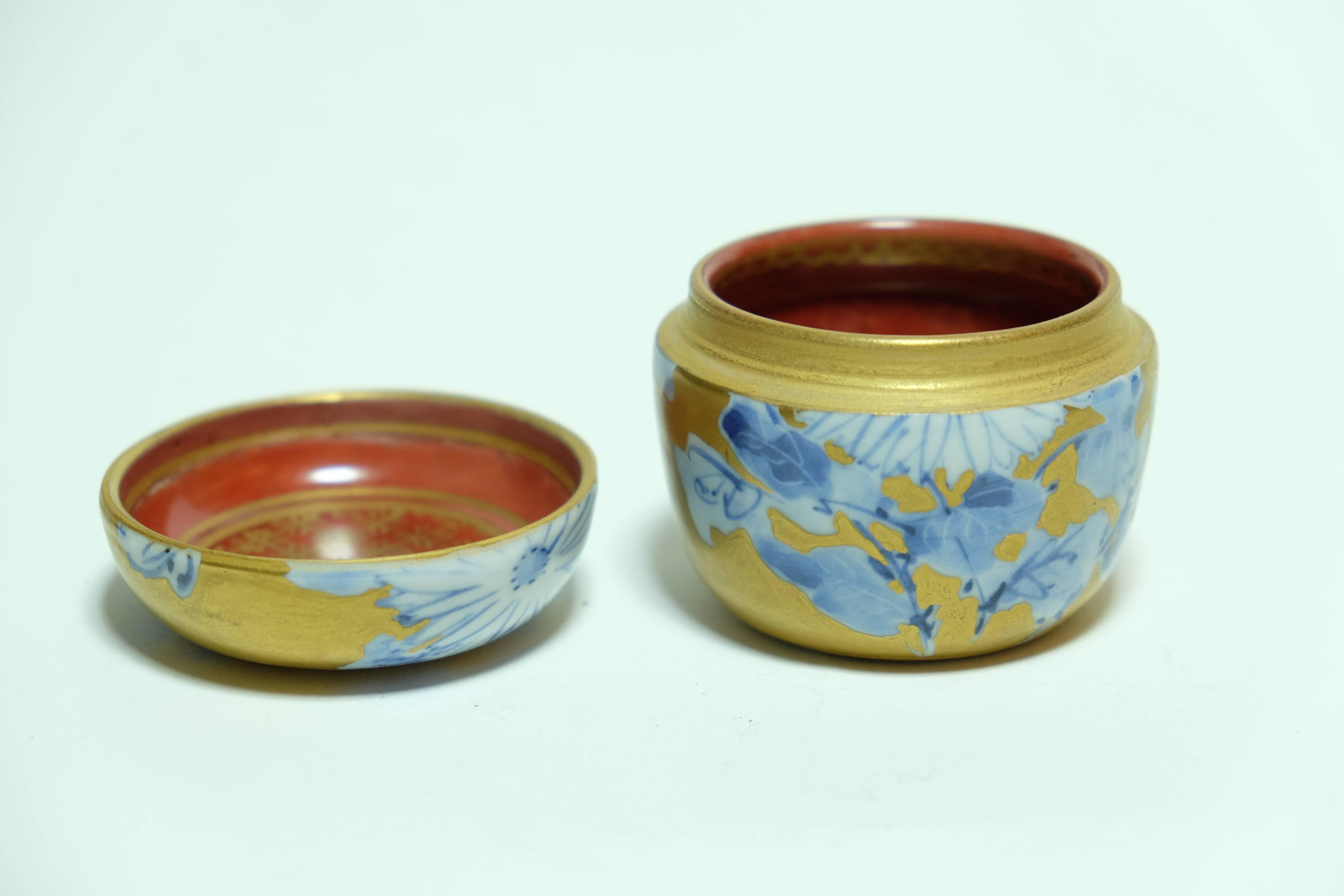 Showa Japanese Small Tea Caddies with bleu and white flower on Kutani Ware 1960s For Sale