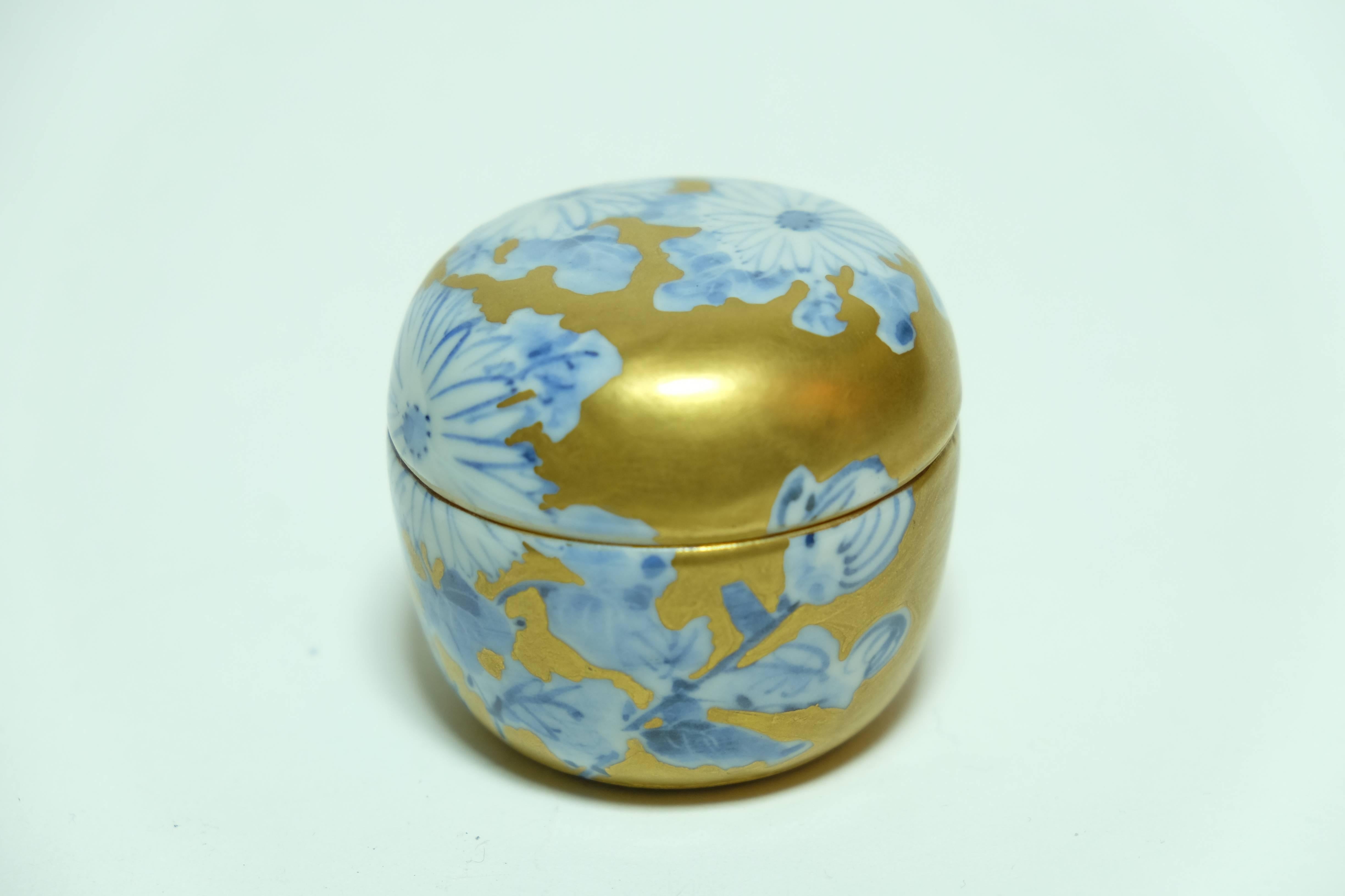 Hand-Crafted Japanese Small Tea Caddies with bleu and white flower on Kutani Ware 1960s For Sale