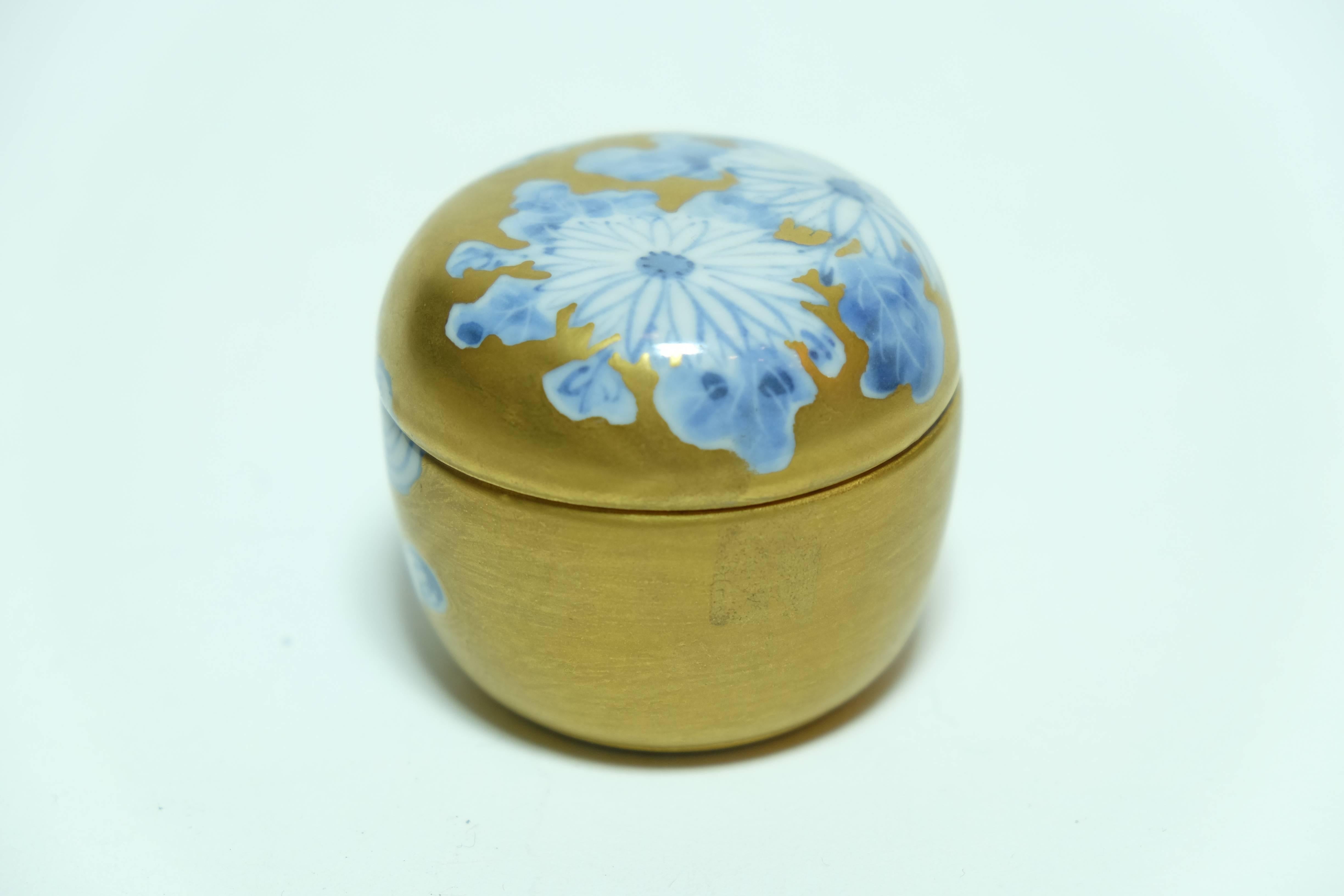 Japanese Small Tea Caddies with bleu and white flower on Kutani Ware 1960s In Excellent Condition For Sale In Paris, FR