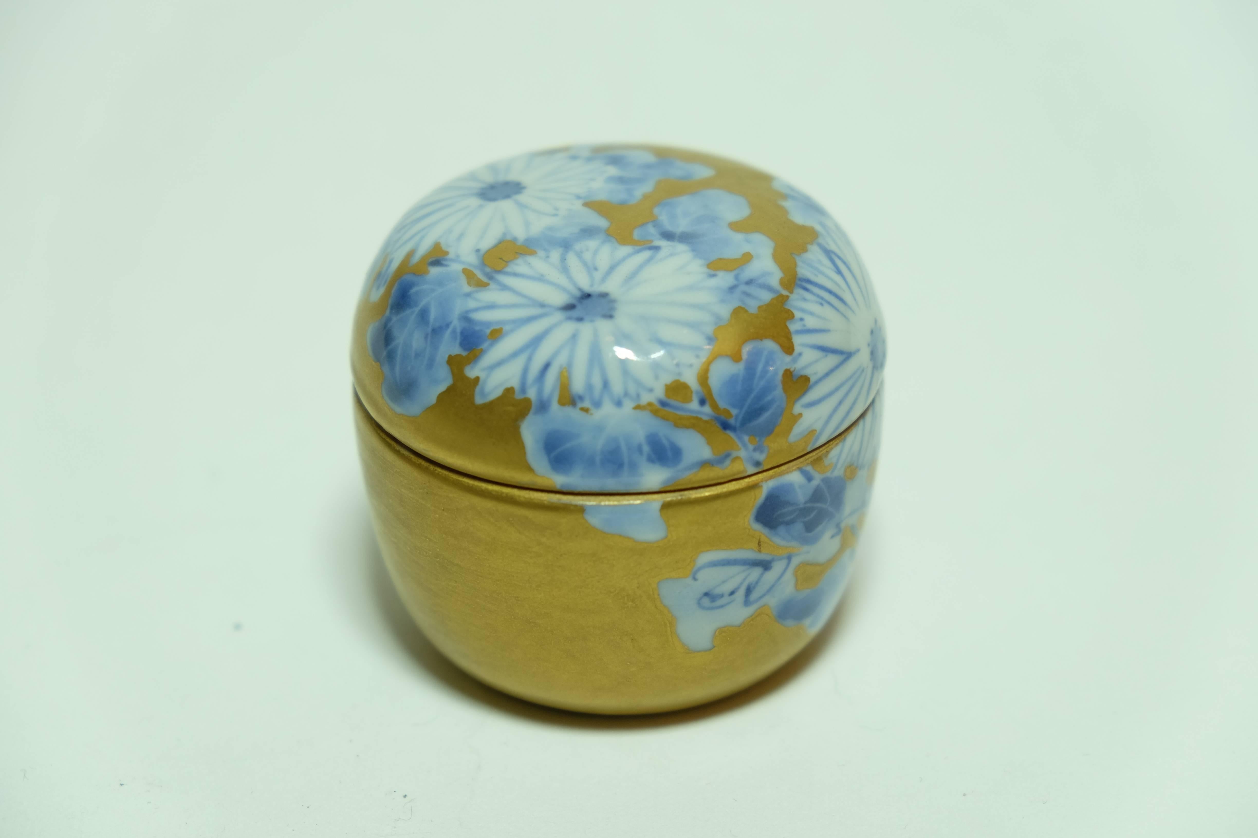 20th Century Japanese Small Tea Caddies with bleu and white flower on Kutani Ware 1960s For Sale