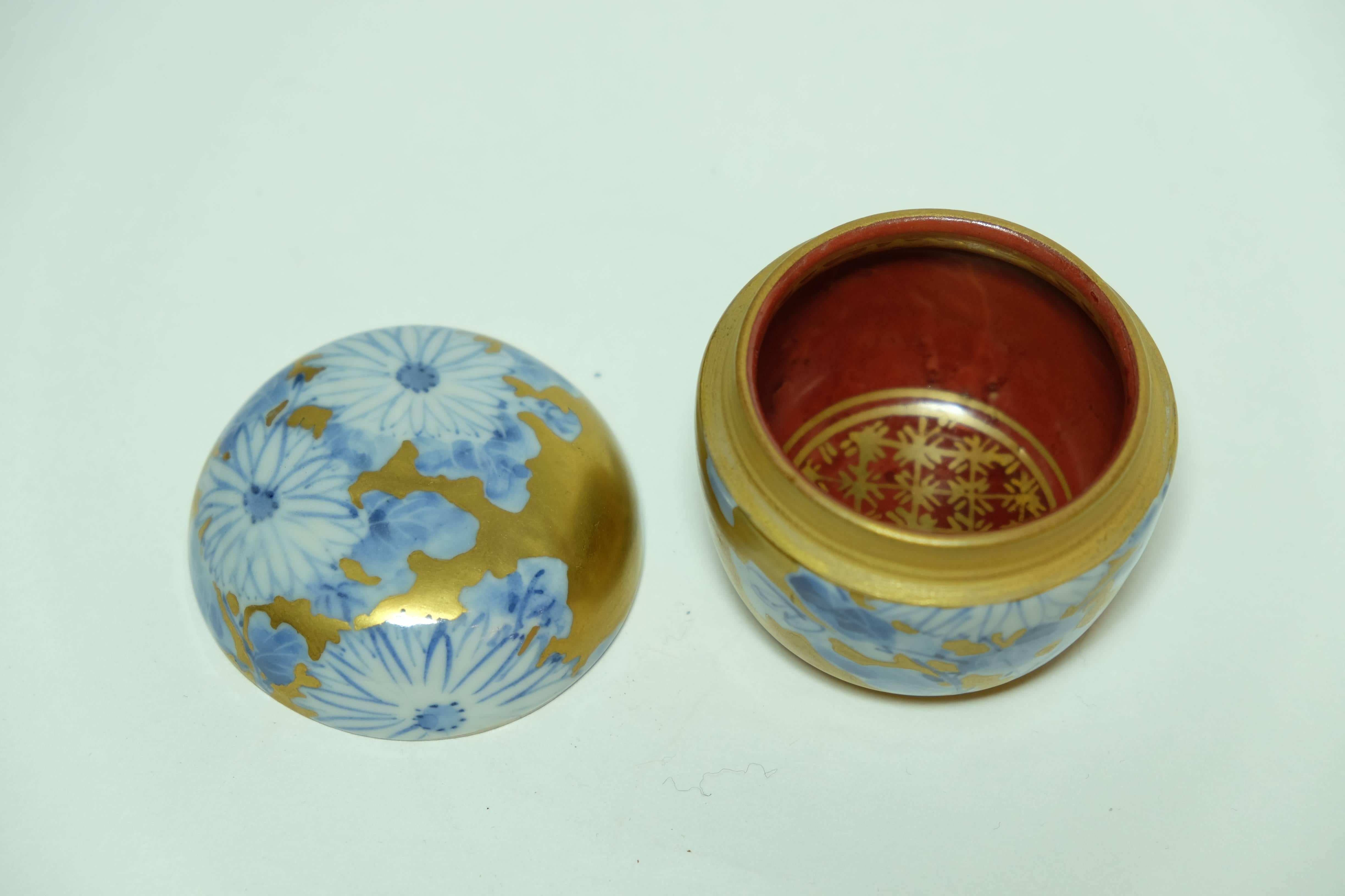 Porcelain Japanese Small Tea Caddies with bleu and white flower on Kutani Ware 1960s For Sale
