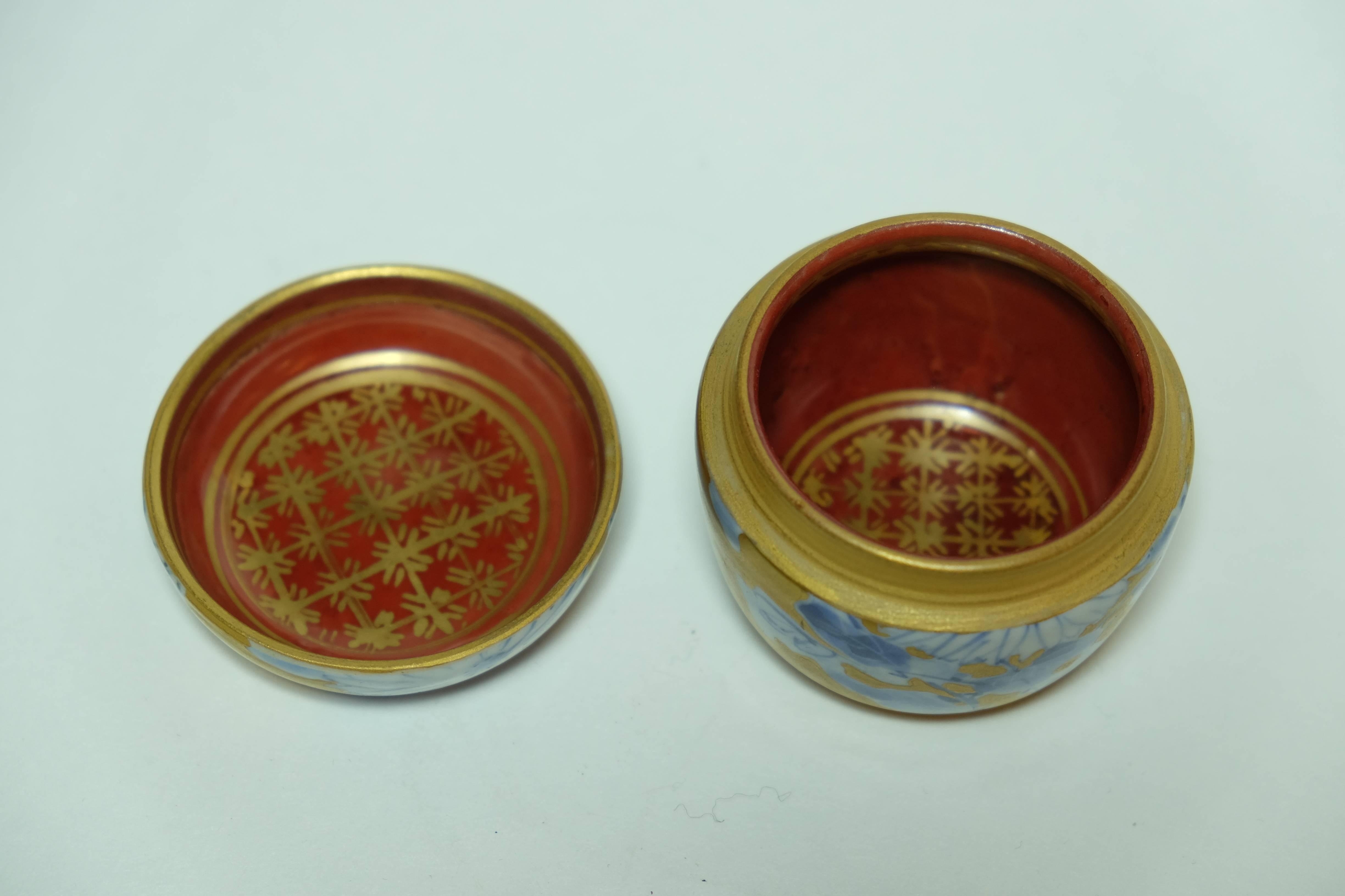Japanese Small Tea Caddies with bleu and white flower on Kutani Ware 1960s For Sale 1