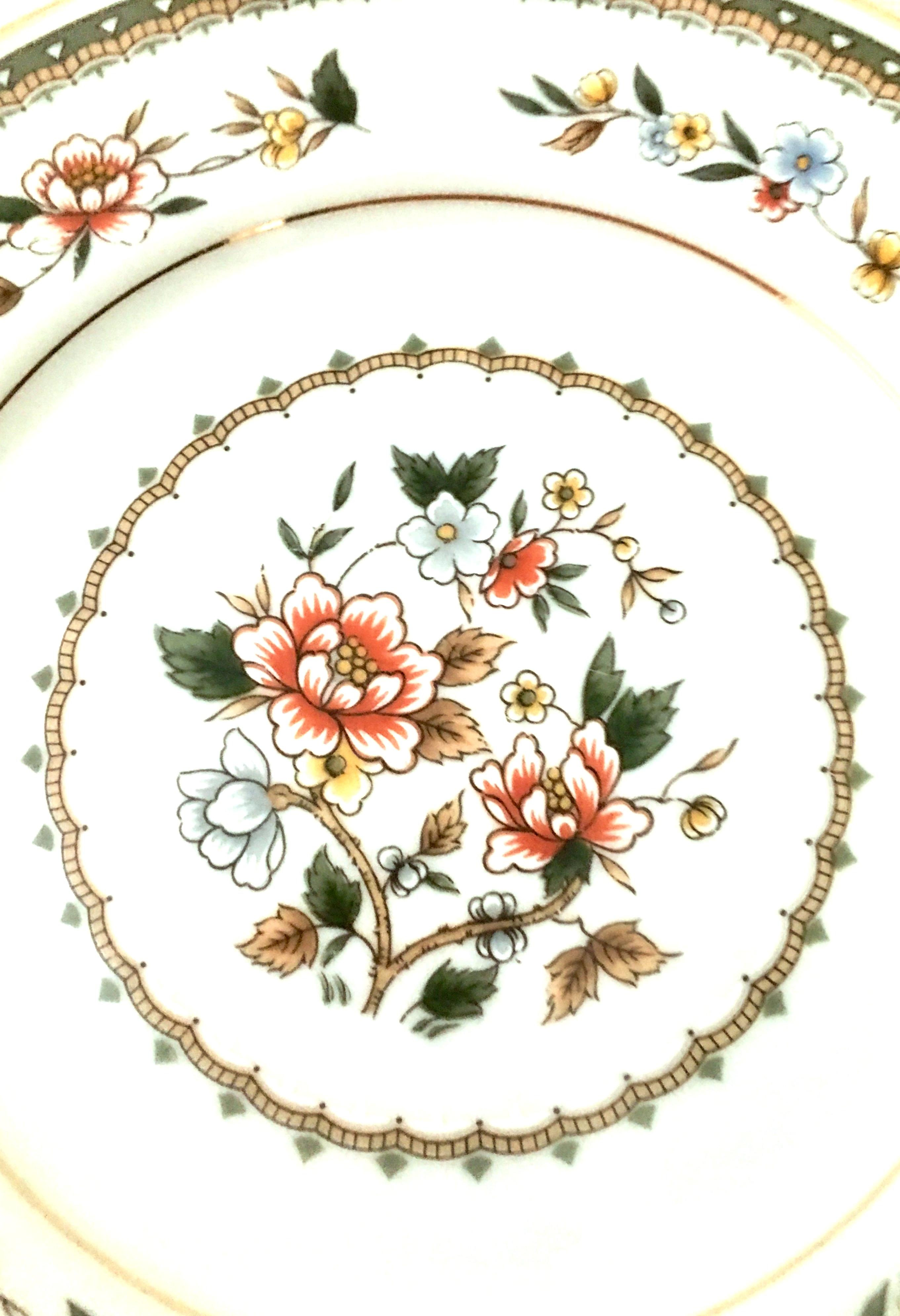 20th Century Japanese Porcelain & 22K Gold Floral Motif Dinnerware S/13 In Good Condition For Sale In West Palm Beach, FL