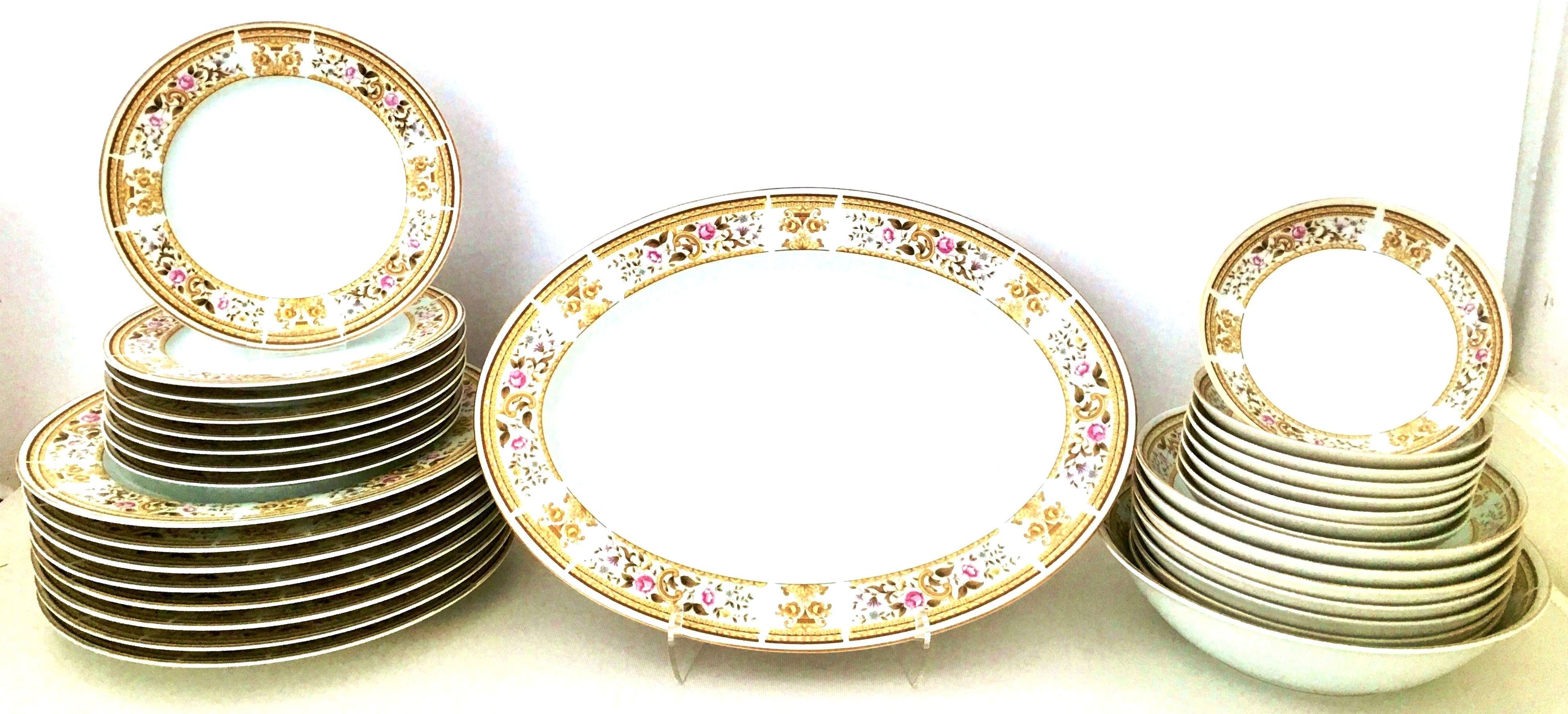 20th century Japanese porcelain dinnerware, 