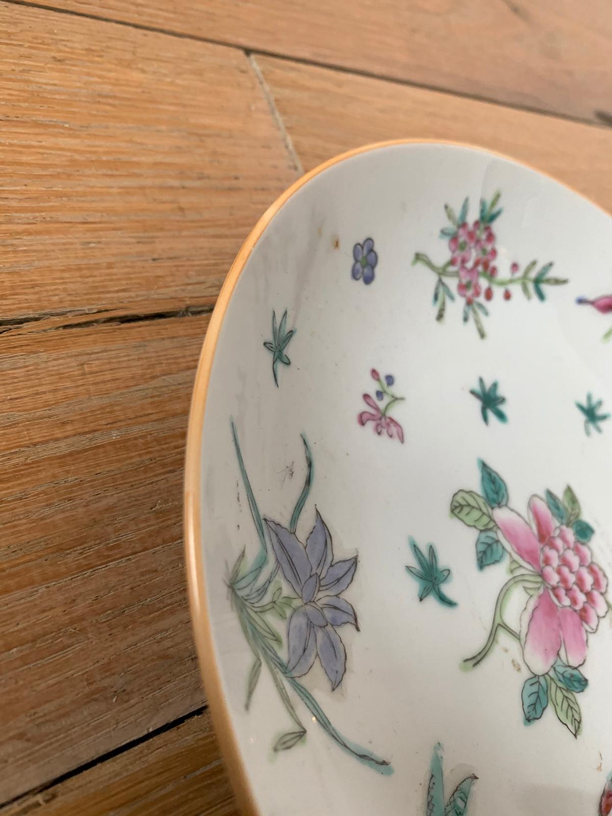 Assiette ronde en porcelaine japonaise du 20ème siècle peinte à la main à Hong Kong et marquée 4