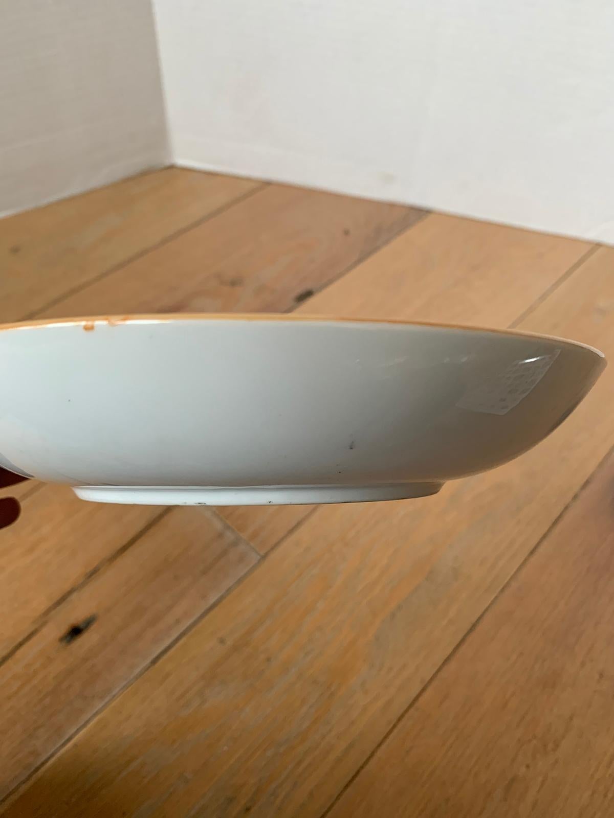 Assiette ronde en porcelaine japonaise du 20ème siècle peinte à la main à Hong Kong et marquée 5