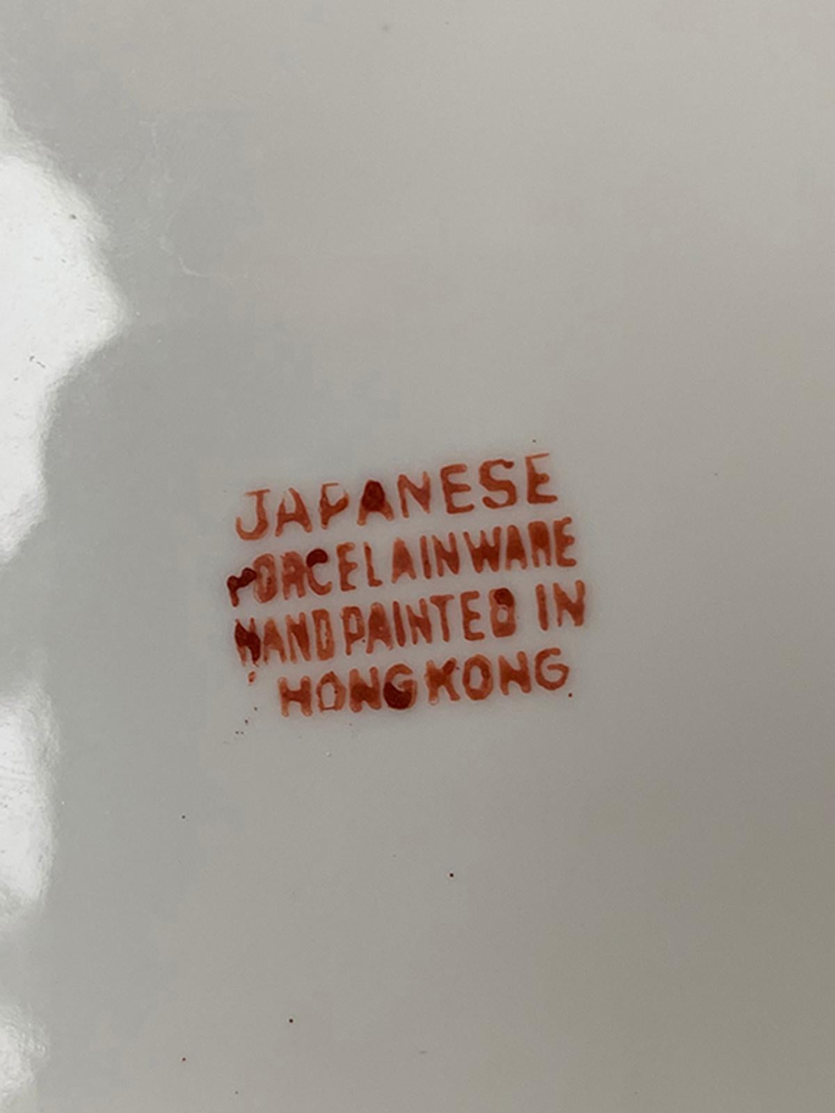 20e siècle circa 1970 Porcelaine japonaise assiette florale ronde peinte à la main à Hong Kong marquée.