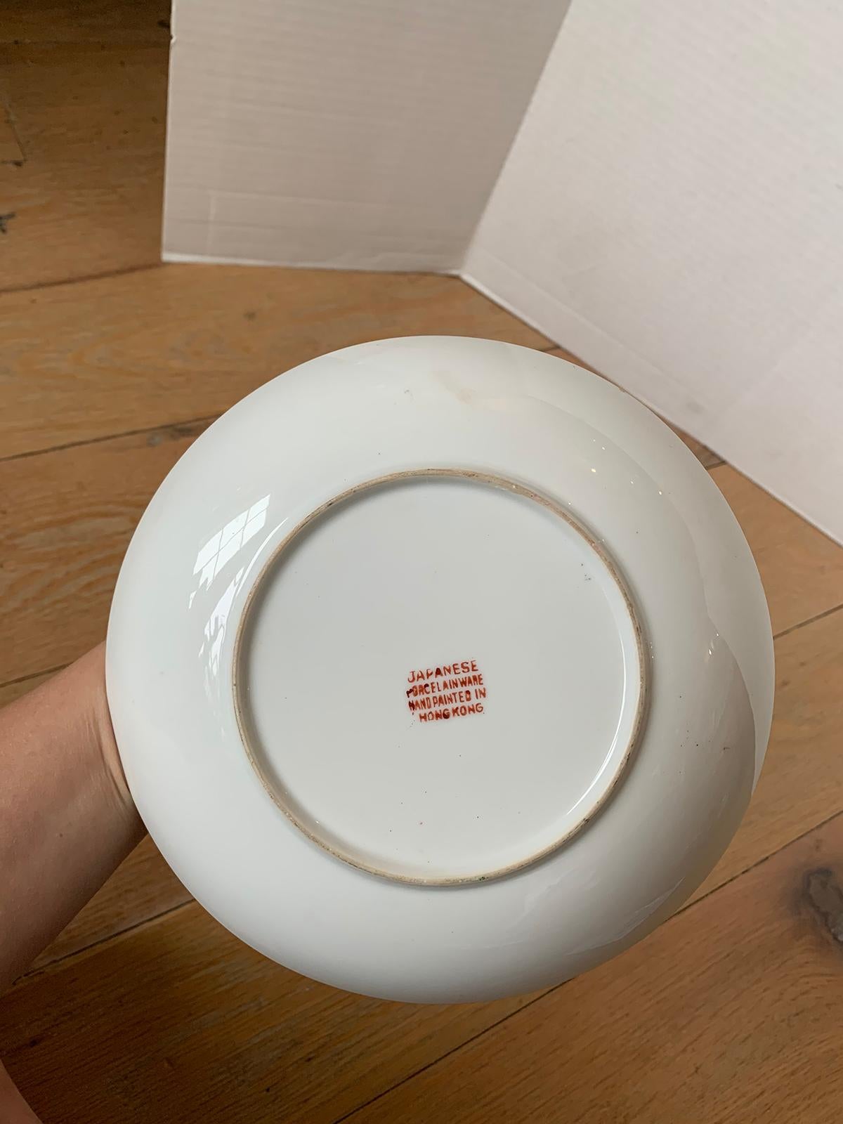 Peint à la main Assiette ronde en porcelaine japonaise du 20ème siècle peinte à la main à Hong Kong et marquée
