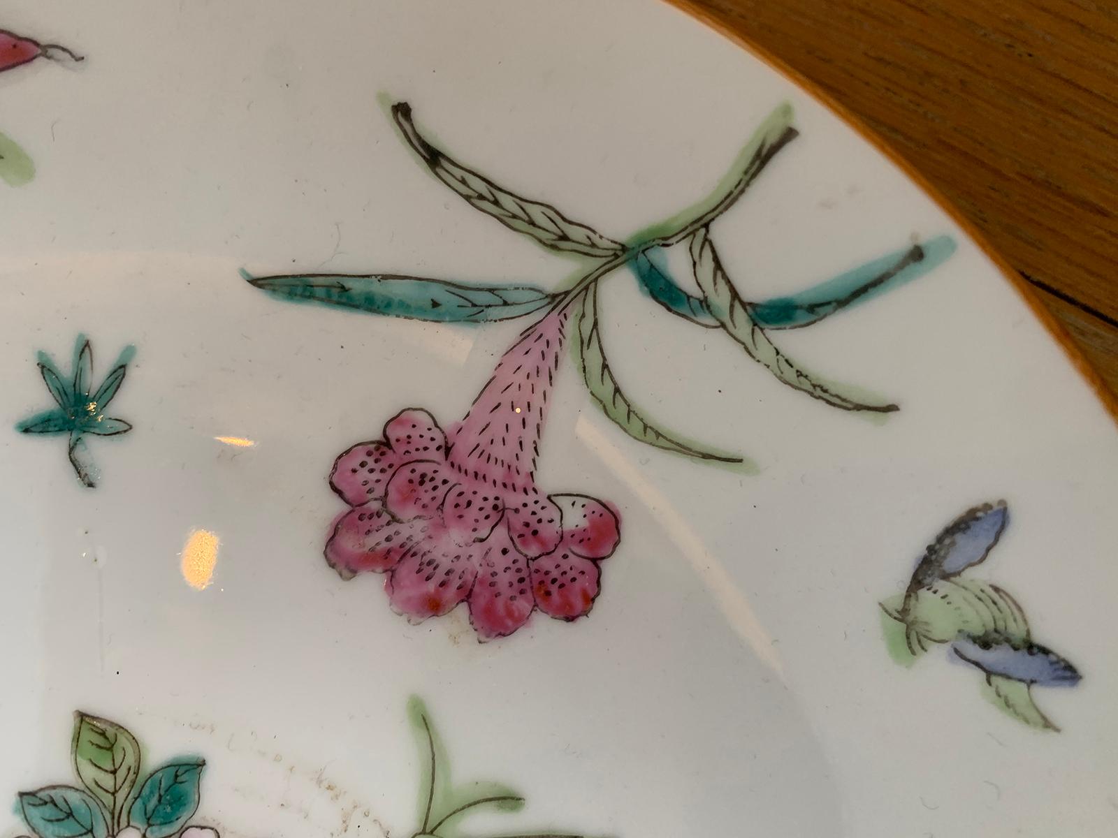 Assiette ronde en porcelaine japonaise du 20ème siècle peinte à la main à Hong Kong et marquée 1