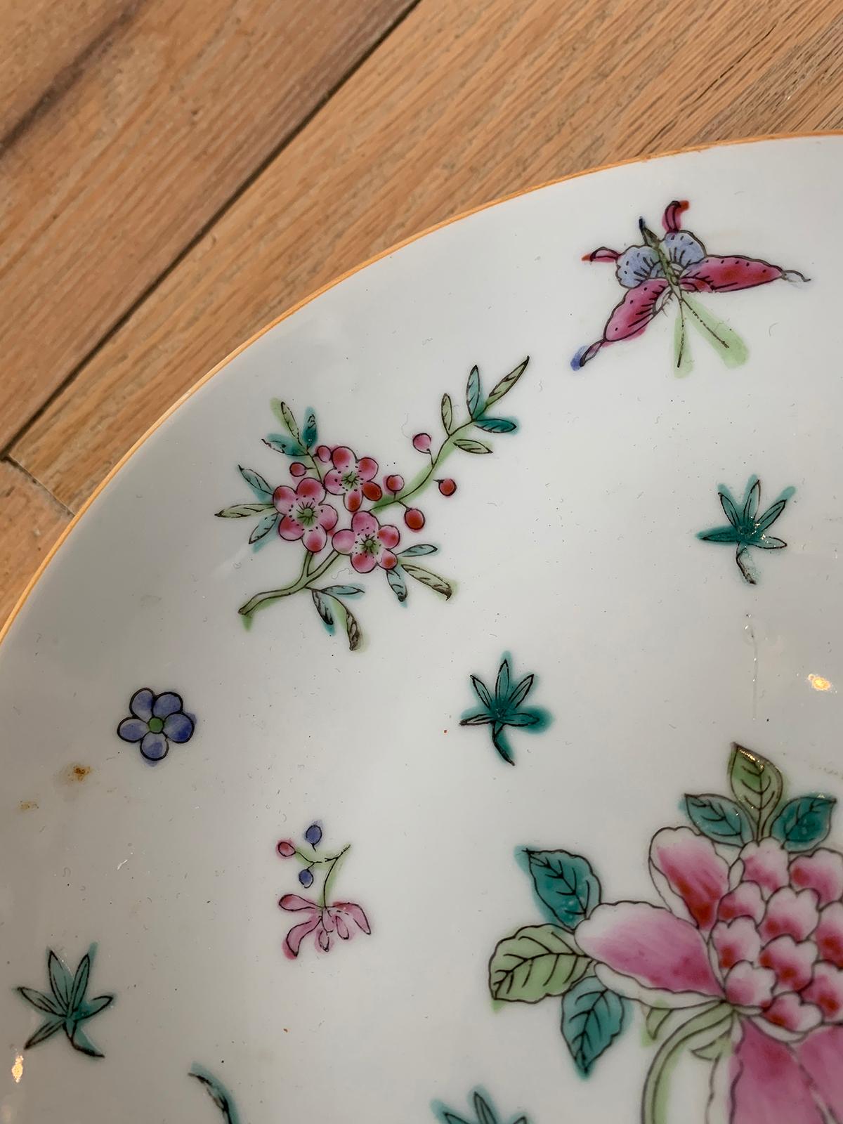 Assiette ronde en porcelaine japonaise du 20ème siècle peinte à la main à Hong Kong et marquée 2