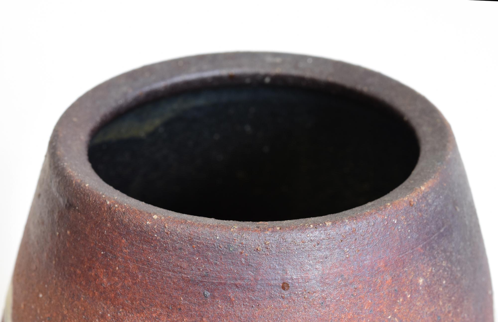 Vase en poterie japonaise.

Age : Japon, 20ème siècle
Taille : Hauteur 28 C.I.C. / Largeur 13.5 C.M.
Condition : Bon état général.
