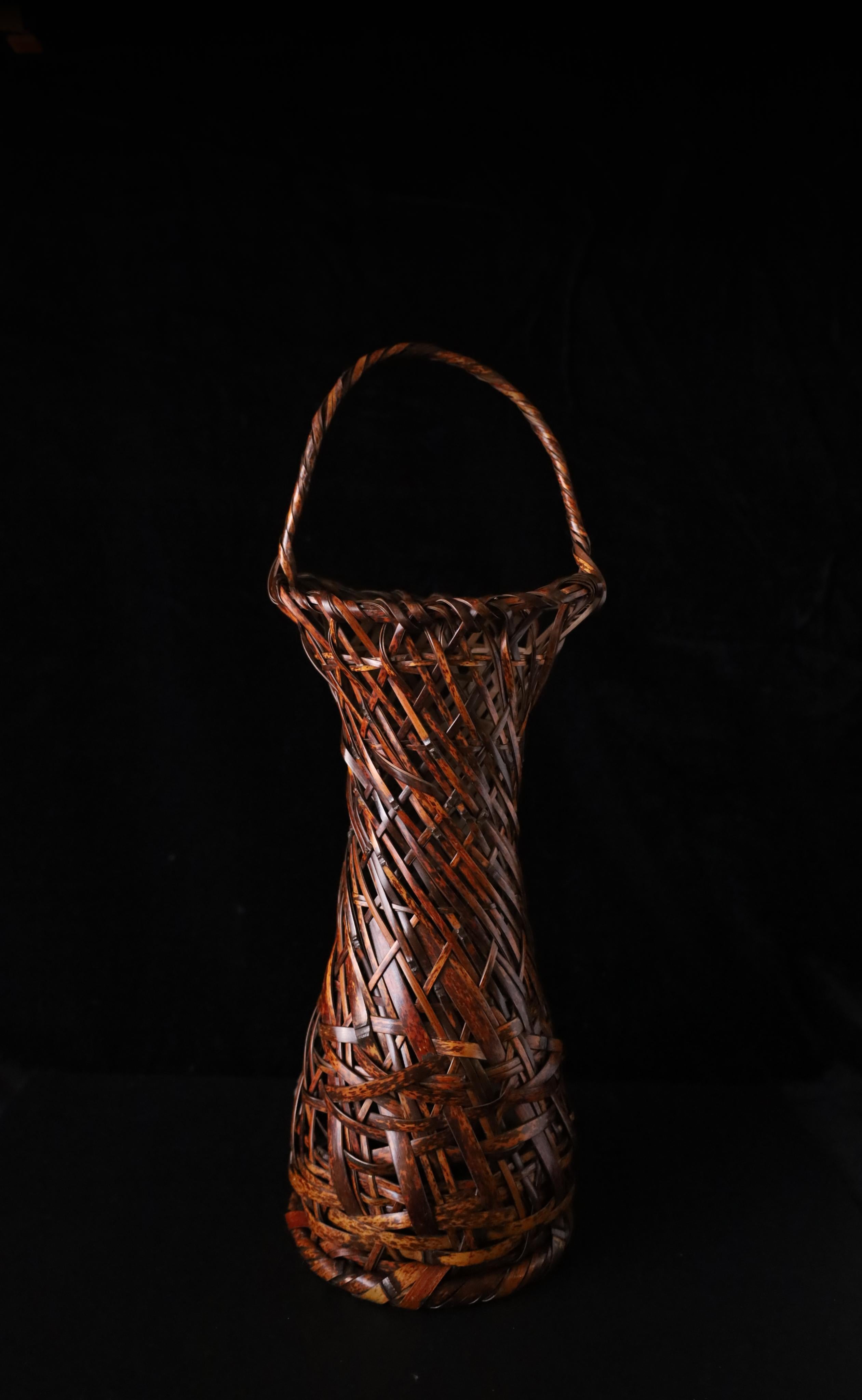 Ein charmanter japanischer Ikebana-Korb aus dem 20. Jahrhundert, handgeflochten im informellen japanischen Stil, der sich von der symmetrischen chinesischen Tradition unterscheidet. Dieses elegante Stück zeichnet sich durch ein asymmetrisches,