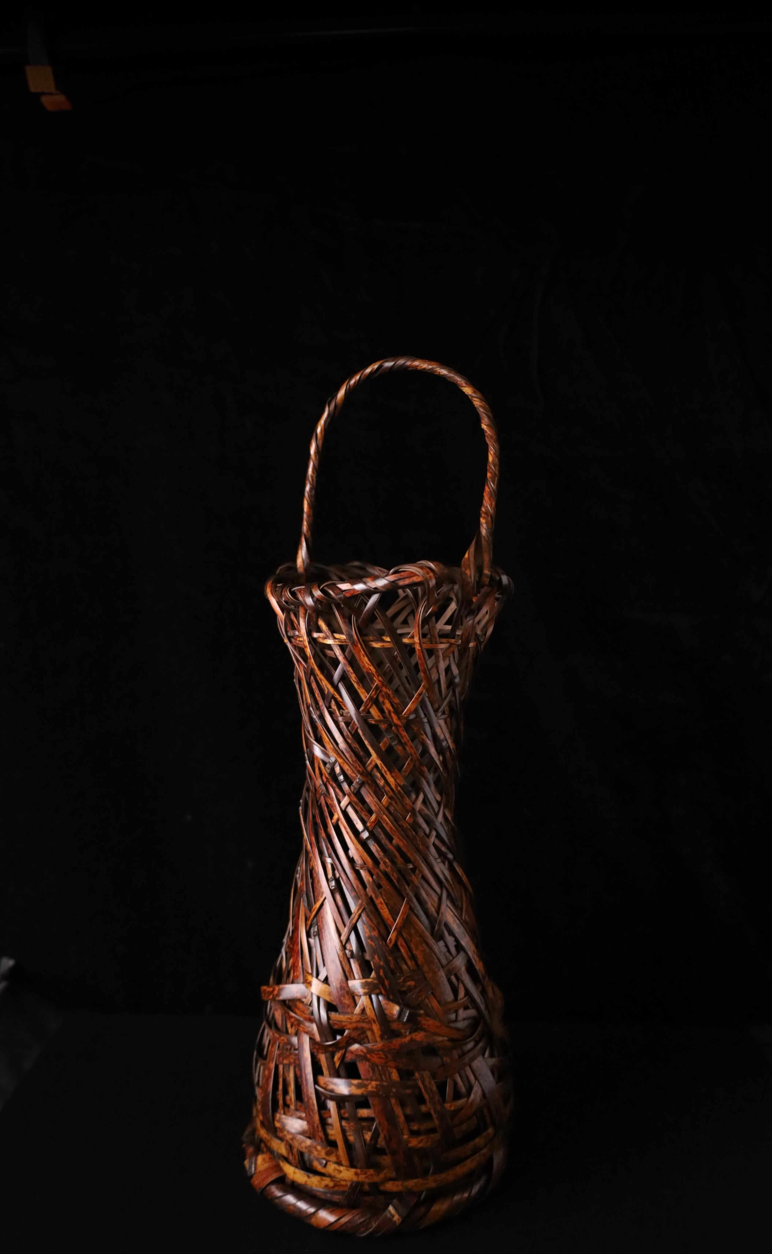 Japanischer Ikebana-Korb aus geflecktem Bambus des 20. Jahrhunderts mit asymmetrischem Geflecht (Handgewebt) im Angebot