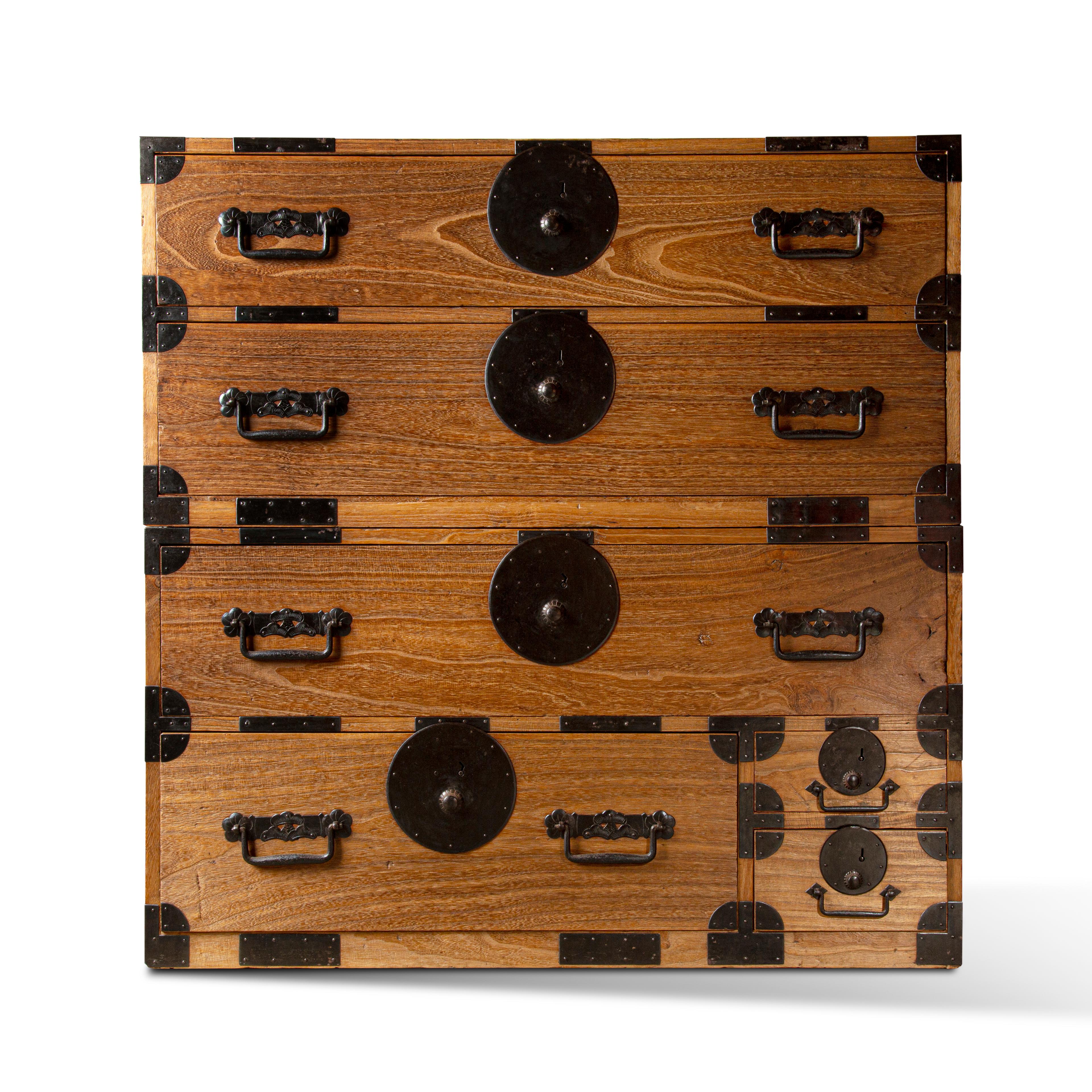 This 20th-century Japanese Tokyo Tansu chest for clothing produced at the beginning of the Taisho period it’s an example of furniture characteristic of this period in Japan and in vogue for its simple forms and versatility. Composed of cypress wood