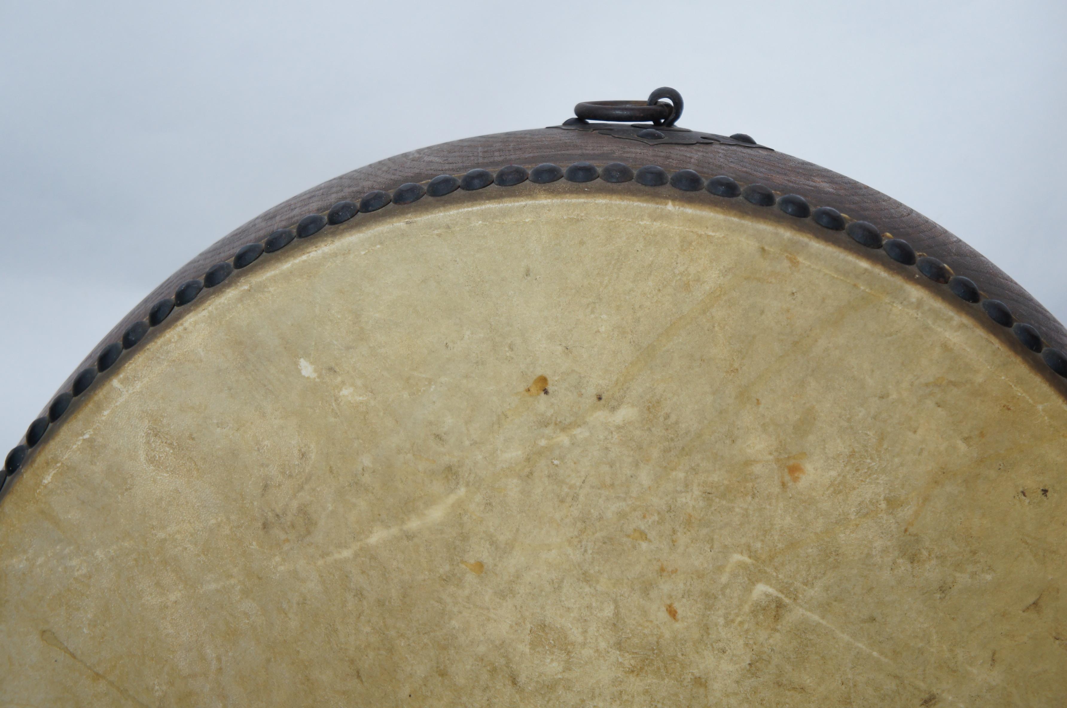 Beautiful grained wood flat drum with three iron handles and iron tacks.
This Hira Taiko is Japanese traditional flat drum. The skin is made of buffalo’s hide.
With original wooden drumsticks.

The pedestal is not included.