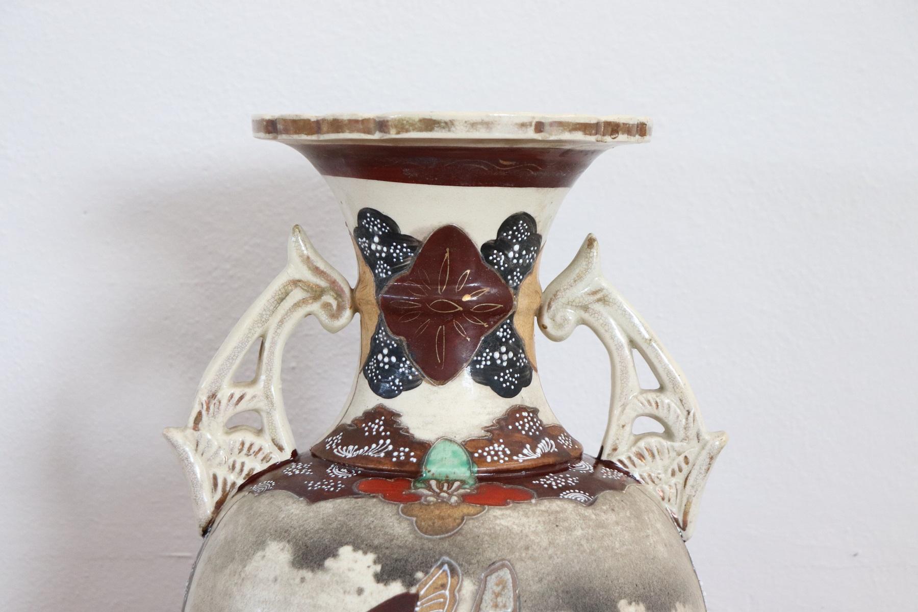 Raffinierte Vase aus polychromer Keramik Japanisch, 1960er Jahre. Schöne Satsuma-Dekoration mit Schriftzeichen. Ideal für die Dekoration eines Hauses im asiatischen Stil.
