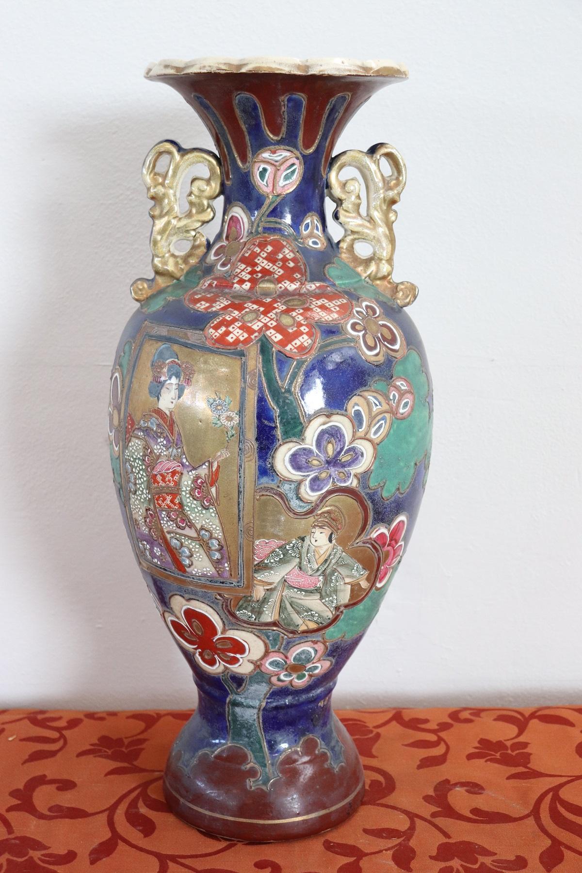 Raffinierte Vase aus polychromer Keramik Japanisch, 1960er Jahre. Schöne Satsuma-Dekoration mit Blumen und Schriftzeichen. Ideal für die Dekoration eines Hauses im asiatischen Stil.