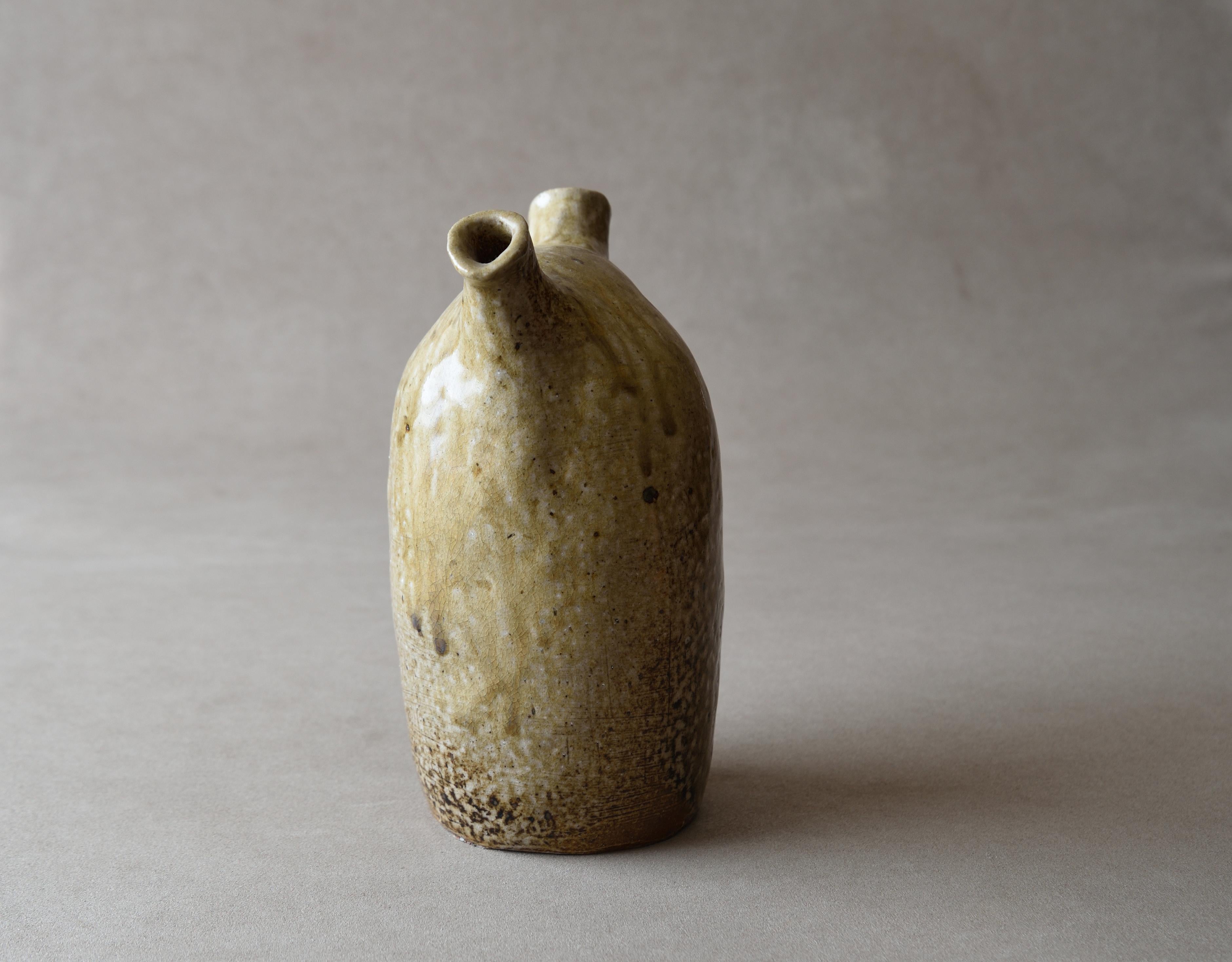 DOUBLE-MOUTHED VASE – Japanese vintage modern pottery vase with two spouts, Showa period, 20th century, approx. H 23 x W 18 x D 11cm (9.05 x 7.08 x 4.33in). Unidentified potter’s carved seal at lower part.