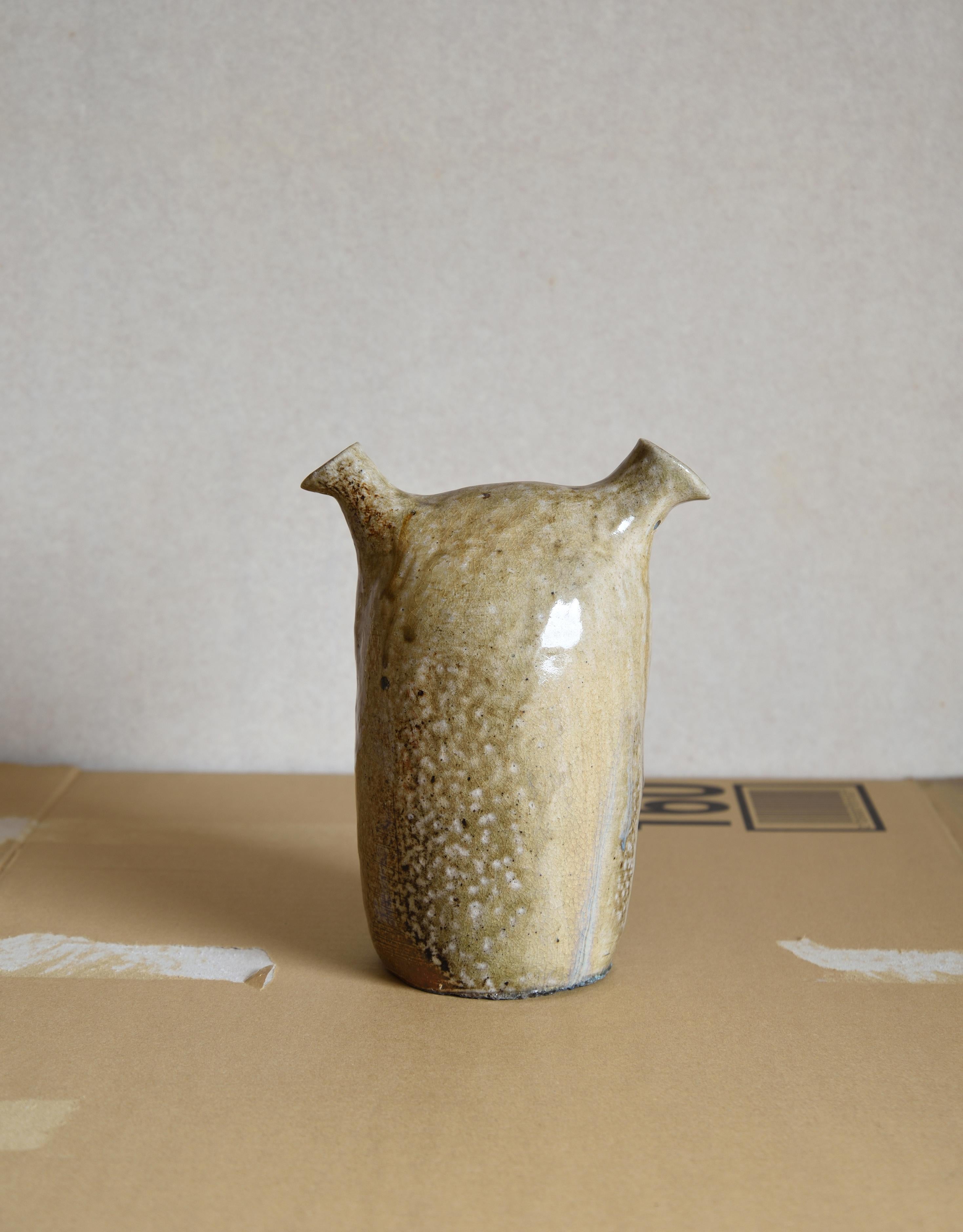 20th century Japanese vintage modern pottery vase with two spouts For Sale 1
