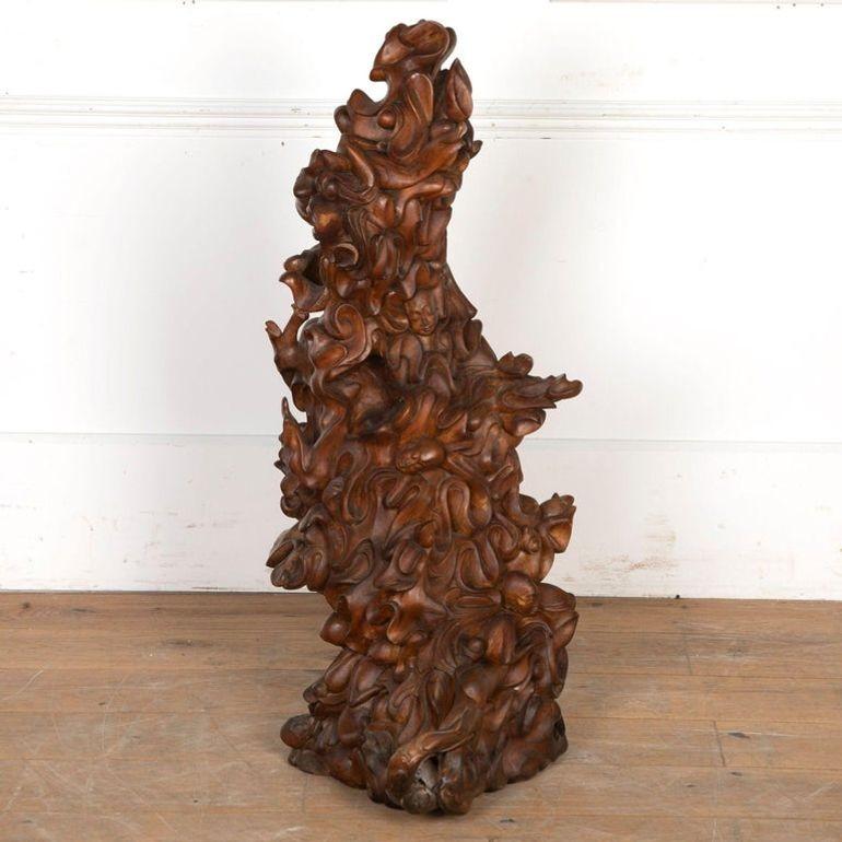 Fantastique sculpture biomorphique javanaise du 20e siècle. 
Cette magnifique sculpture sculptée à la main représente des vagues et des figures flottantes avec un mouvement merveilleux. 
Il est composé de bois riche et sombre, lisse au toucher et