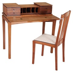 Schreibtisch und Stuhl aus Mischholz, John Sherrif American Studio, 20. Jahrhundert