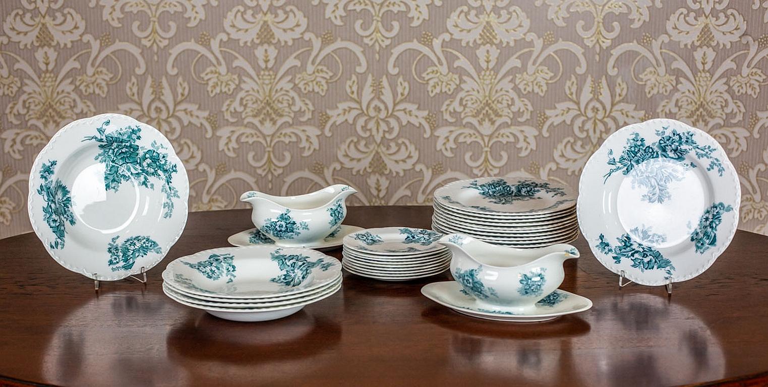 We present you a set of English porcelain from the Anemone series, signed by Johnson Brothers. All is dated before 1939.
The set is composed of dining service pieces:
12 shallow plates, diameter 24 cm,
5 deep plates, diameter 24 cm,
9 dessert