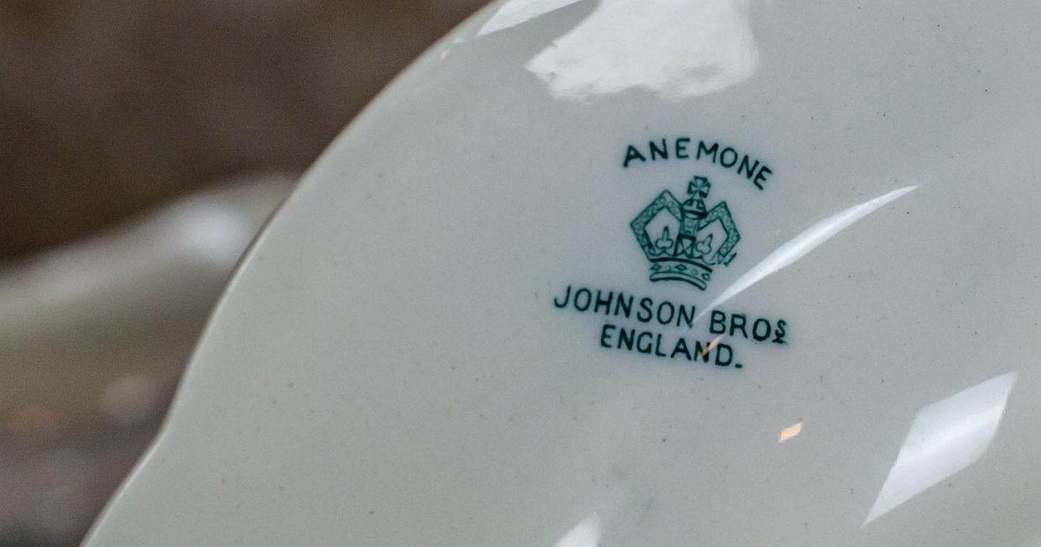 Service en porcelaine Anémone du 20e siècle de Johnson Brothers en vente 1