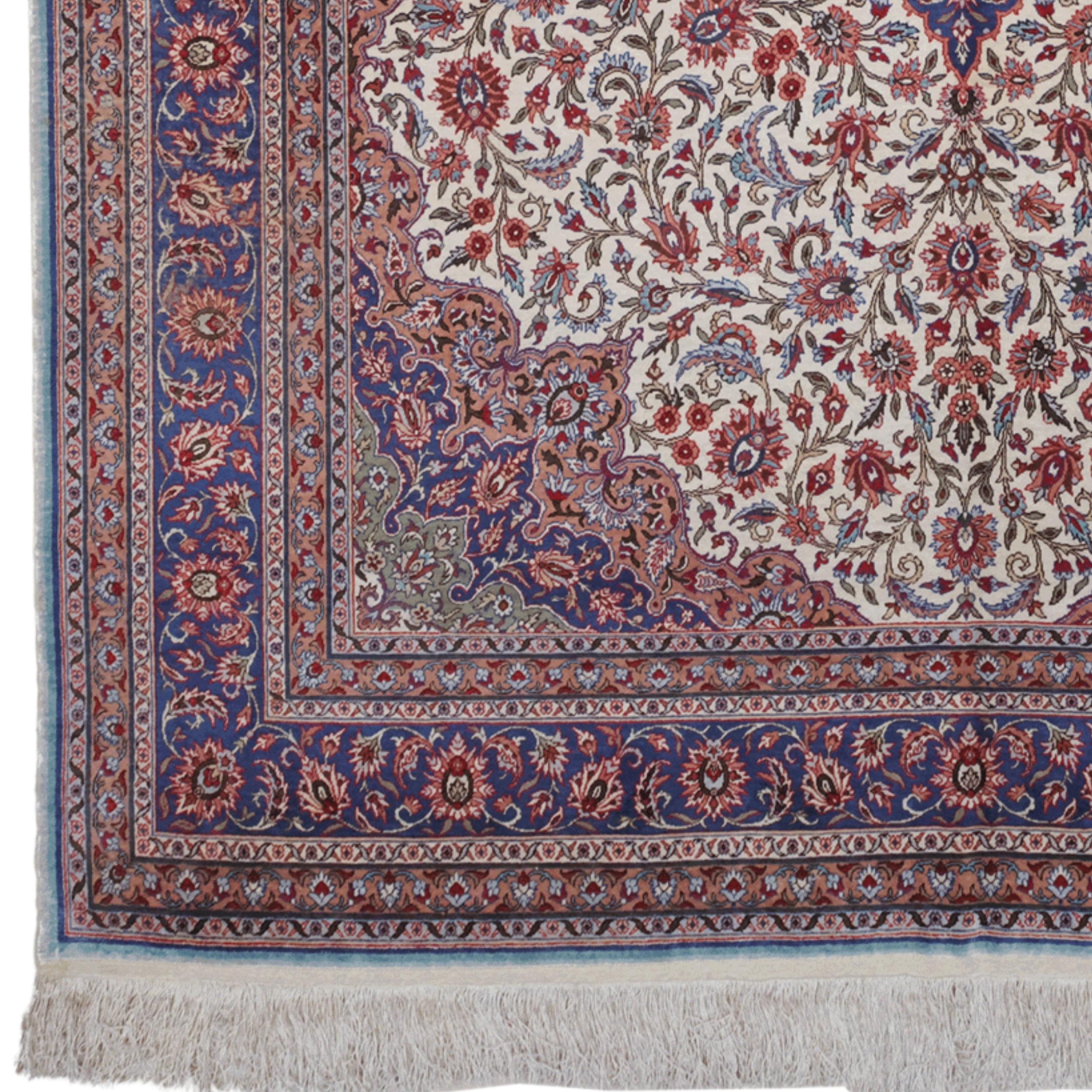 This extraordinary vintage silk Kayseri rug is a rare piece that reflects the fine craftsmanship and elegance of the 20th century. Belonging to Kayseri's deep-rooted carpet weaving tradition, this rug draws attention with its soft silk material and