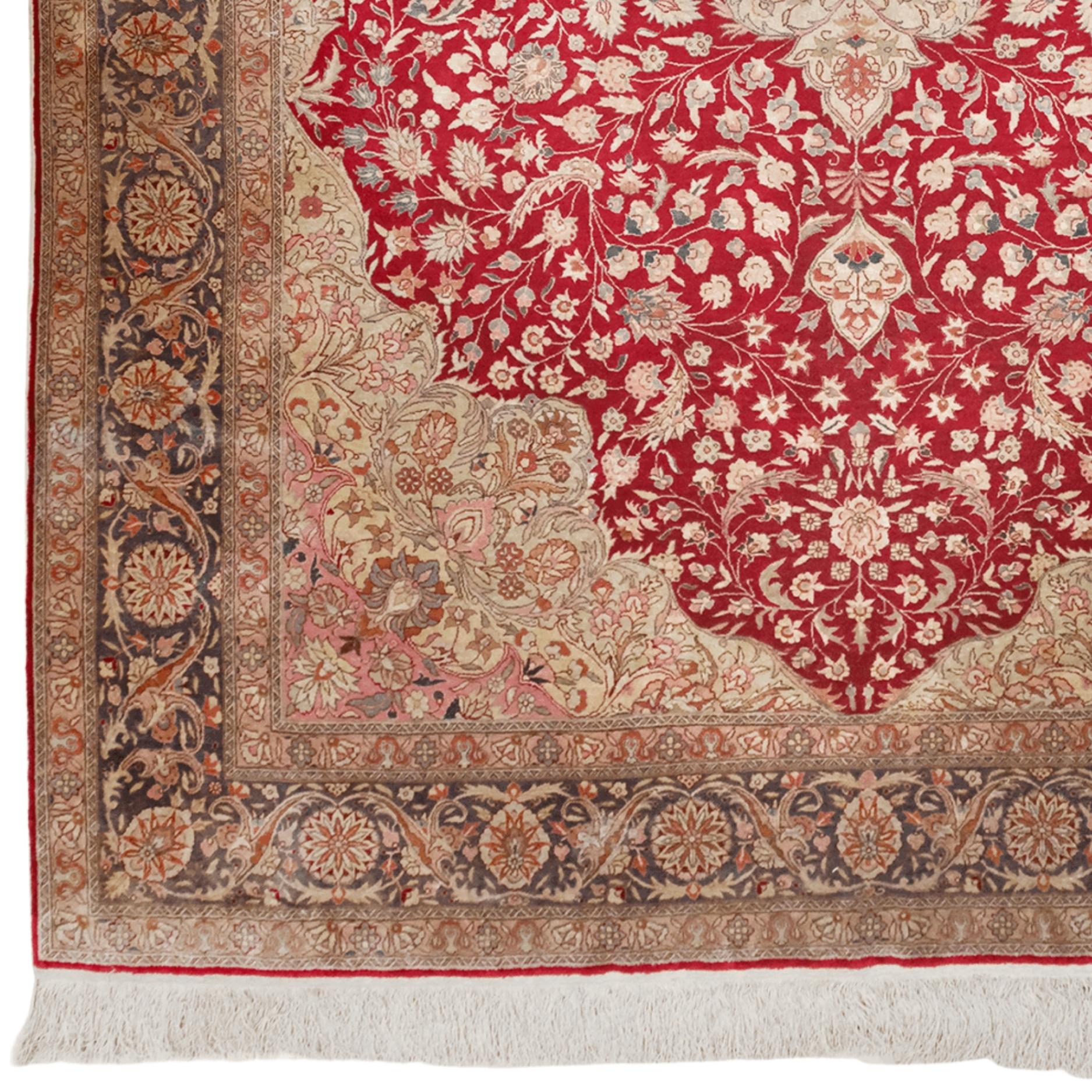 Dieser Seidenteppich aus Kayseri aus dem 20. Jahrhundert ist ein seltenes Exemplar, das die osmanische Tradition der Teppichweberei mit moderner Eleganz verbindet. Dieses handgewebte Stück schafft mit seiner einzigartigen Harmonie aus Rot- und