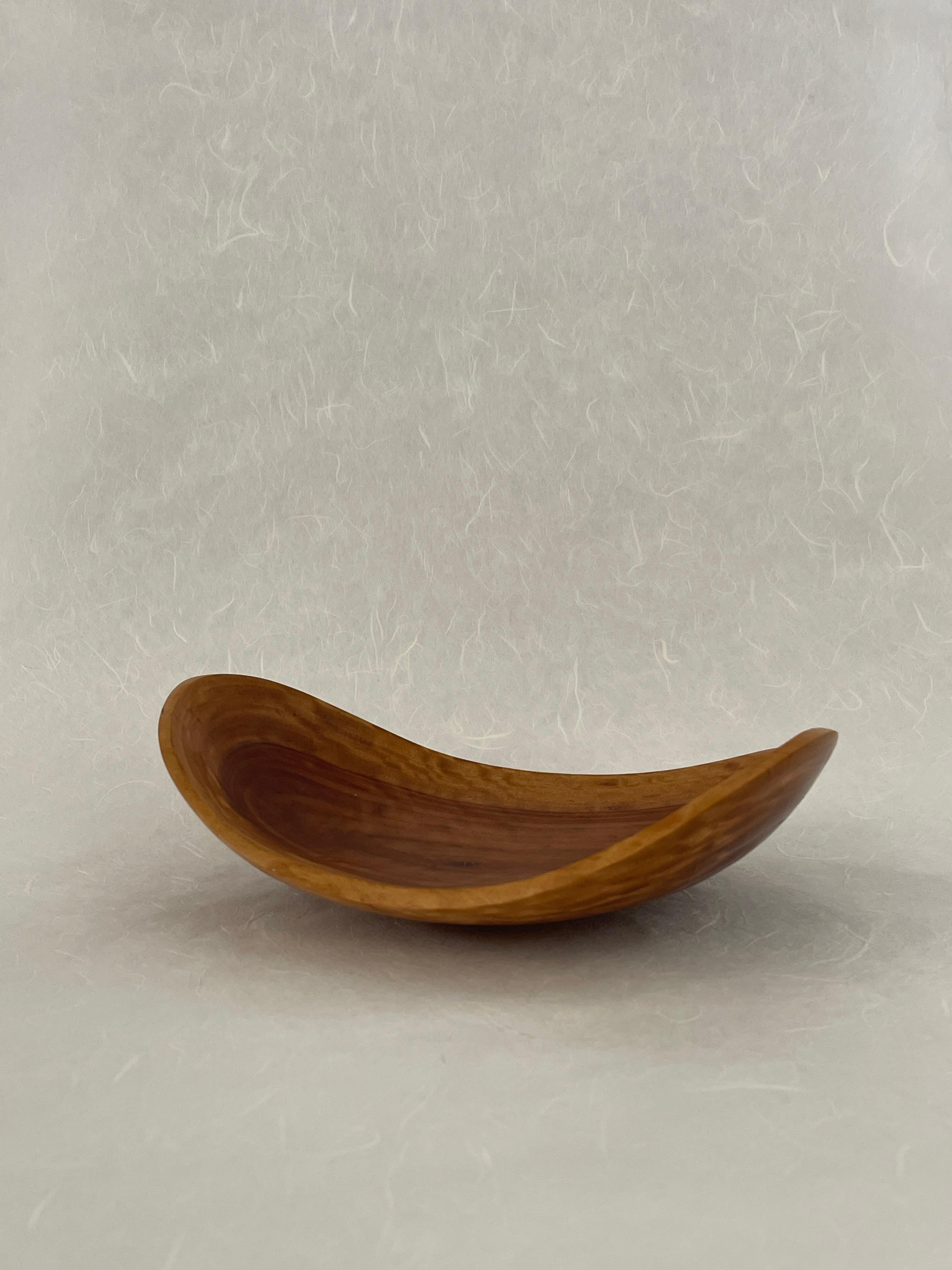 20th Century Ken Waller hand carved eucalyptus catchall bowl. Ken Waller has been an active woodturner since 1981. Ken has been selling his creative works since 1996 at craft shows and local galleries. He has been a woodturning teacher for over 18