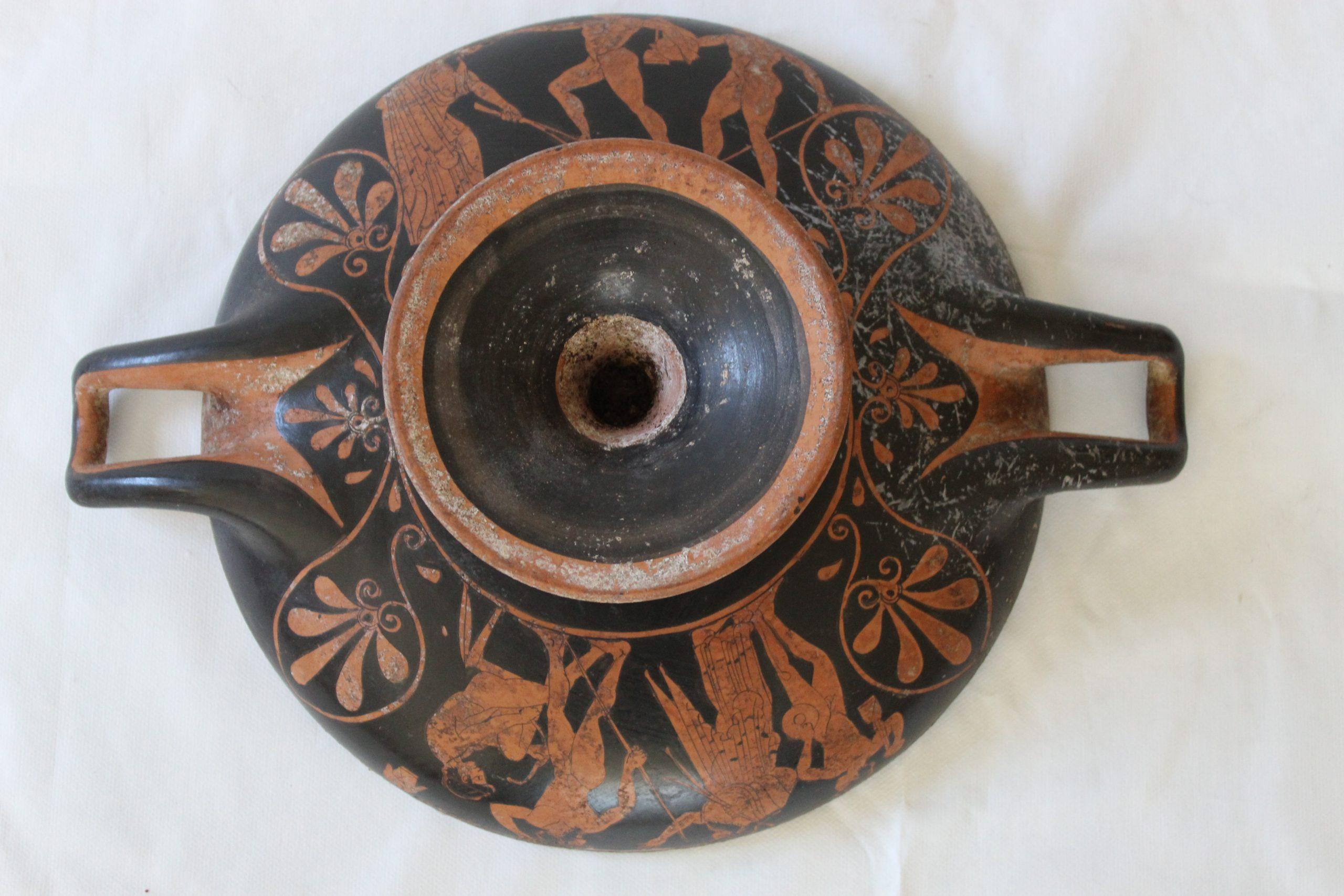 Descrizione:
Piatto kilix in terracotta, fine XX secolo, collezione privata dell'importante artista Roberto Diberardino, maestro tra gli autori di oggetti in stile etrusco. ULTERIORI FOTO, INFORMAZIONI SUL LOTTO E INFORMAZIONI SULLA SPEDIZIONE