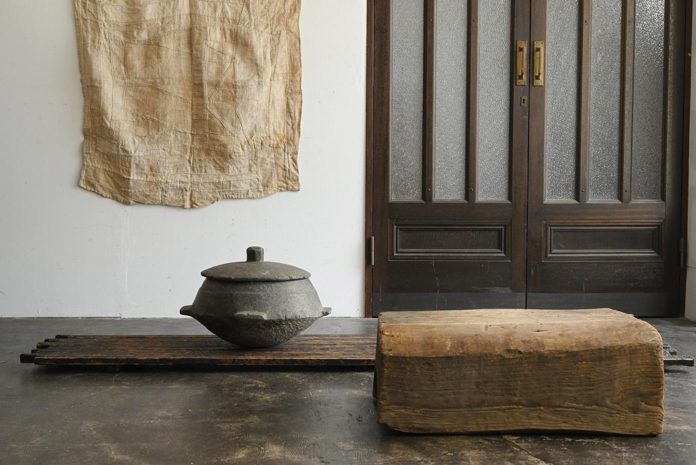 Dies ist ein altes koreanisches Patchwork-Tuch, das um das 20. Jahrhundert herum hergestellt wurde.
Der Name lautet ``pojagi'' oder ``chogappo''.
Es handelt sich um ein Tuch, das zum Abdecken, Einwickeln oder Umhüllen von Gegenständen verwendet