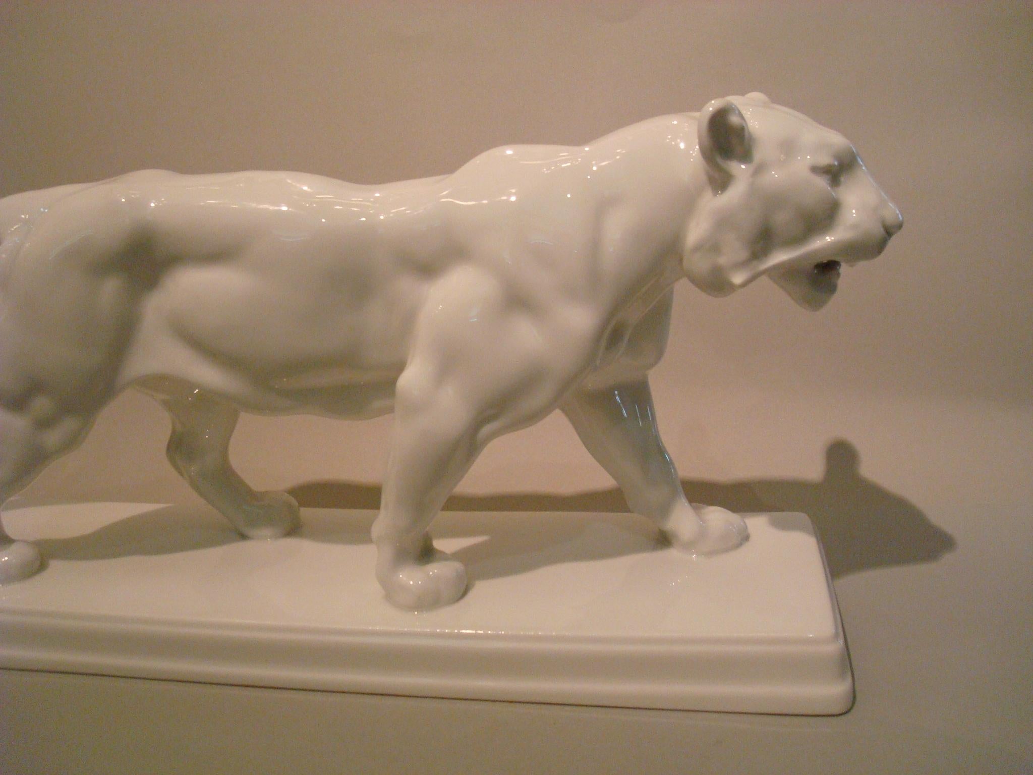 20th century KPM Berlin / Walking white tiger statuette - Antoine Louis Barye
This listing is for a stunning statuette of a walking white tiger. Designed by Antoine Louis Barye and created by KPM Berlin. All white design with wonderful muscle
