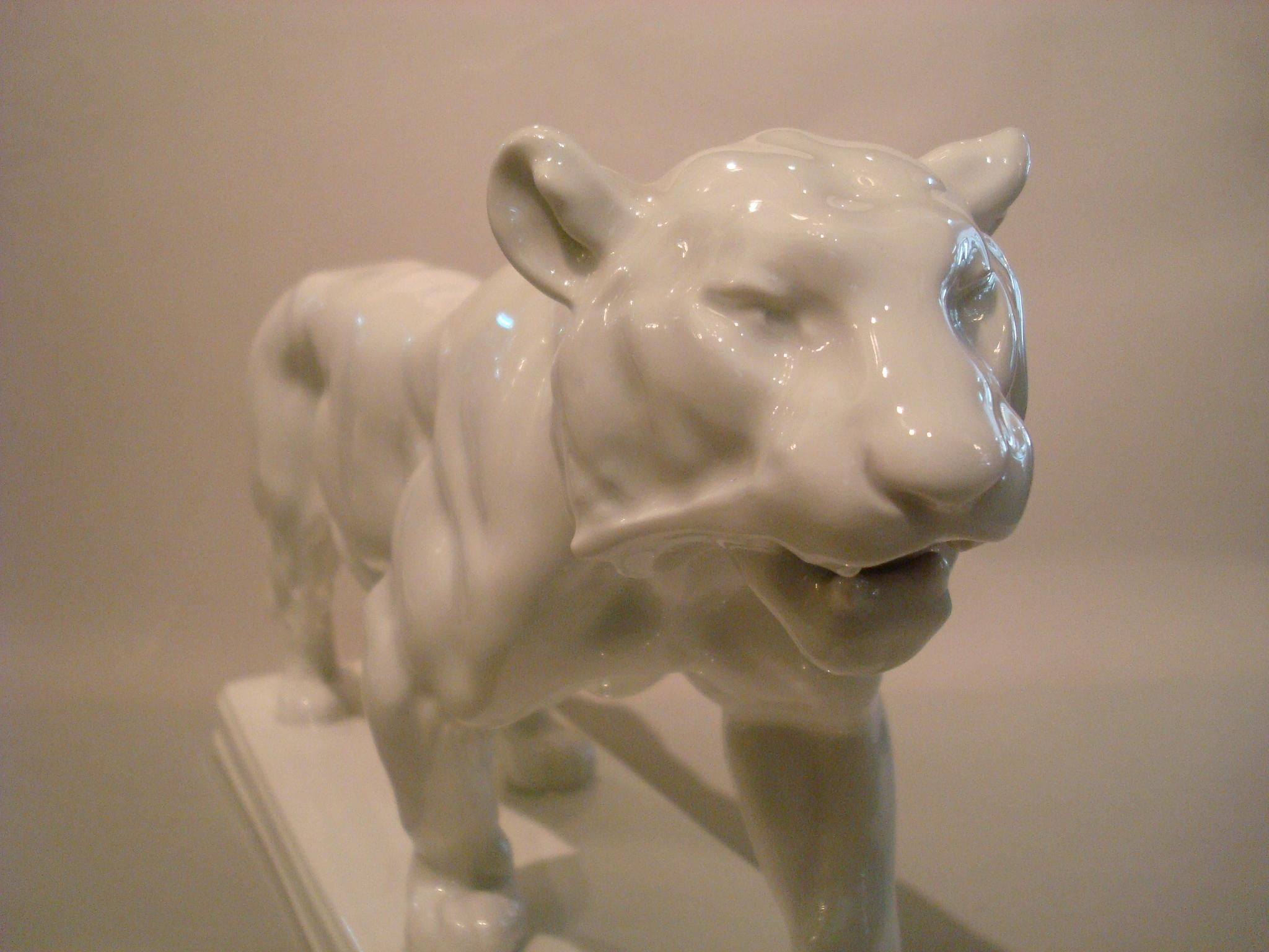 20th Century KPM Berlin Walking White Tiger Statuette, Antoine Louis Barye In Good Condition For Sale In Buenos Aires, Olivos